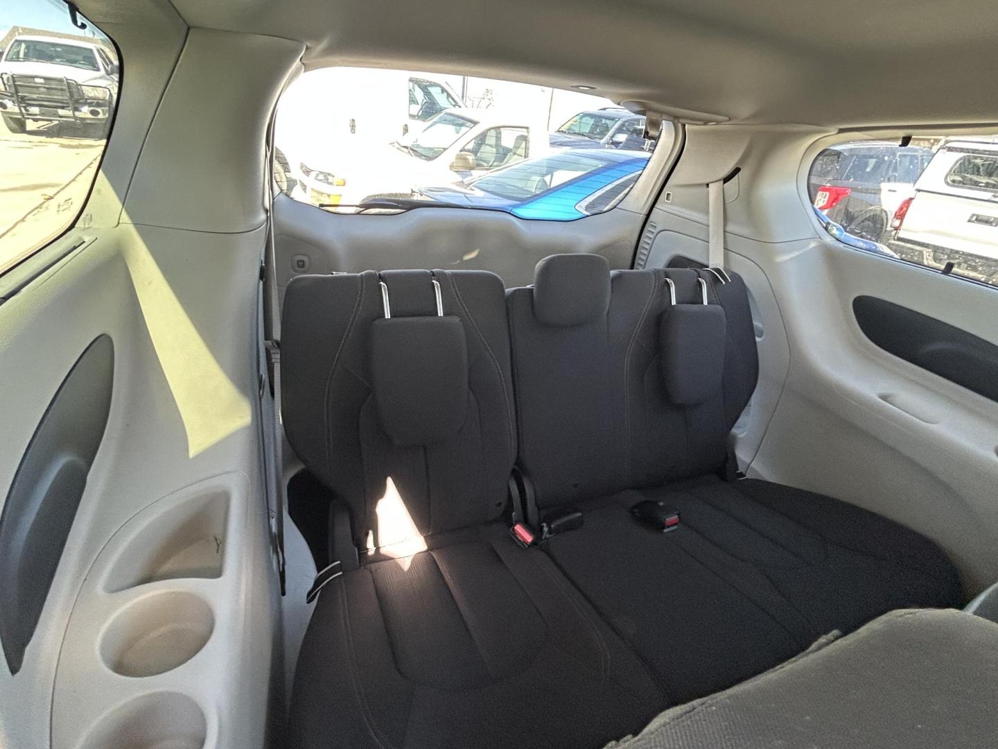 2017 Silver Chrysler Pacifica Touring (2C4RC1BG0HR) with an 3.6L V6 DOHC 24V engine, 6A transmission, located at 1687 Business 35 S, New Braunfels, TX, 78130, (830) 625-7159, 29.655487, -98.051491 - Photo#5