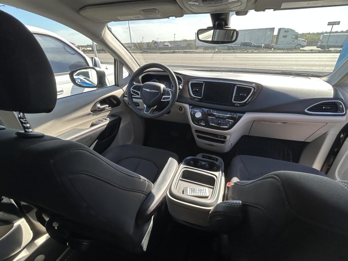 2017 Silver Chrysler Pacifica Touring (2C4RC1BG0HR) with an 3.6L V6 DOHC 24V engine, 6A transmission, located at 1687 Business 35 S, New Braunfels, TX, 78130, (830) 625-7159, 29.655487, -98.051491 - Photo#6