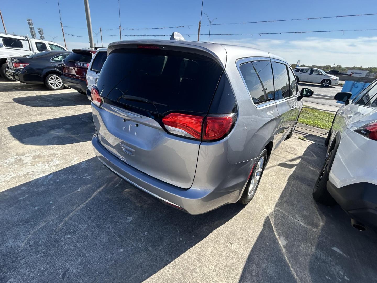 2017 Silver Chrysler Pacifica Touring (2C4RC1BG0HR) with an 3.6L V6 DOHC 24V engine, 6A transmission, located at 1687 Business 35 S, New Braunfels, TX, 78130, (830) 625-7159, 29.655487, -98.051491 - Photo#7