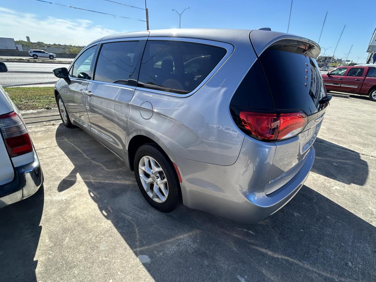 2017 Silver Chrysler Pacifica Touring (2C4RC1BG0HR) with an 3.6L V6 DOHC 24V engine, 6A transmission, located at 1687 Business 35 S, New Braunfels, TX, 78130, (830) 625-7159, 29.655487, -98.051491 - Photo#8
