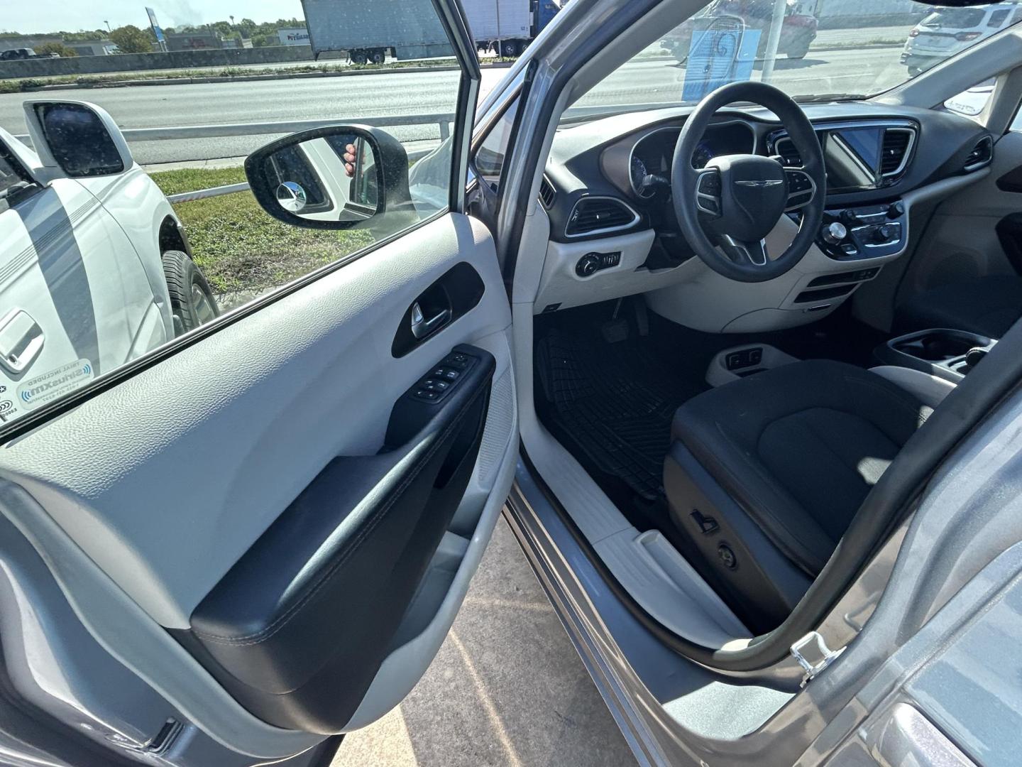 2017 Silver Chrysler Pacifica Touring (2C4RC1BG0HR) with an 3.6L V6 DOHC 24V engine, 6A transmission, located at 1687 Business 35 S, New Braunfels, TX, 78130, (830) 625-7159, 29.655487, -98.051491 - Photo#9