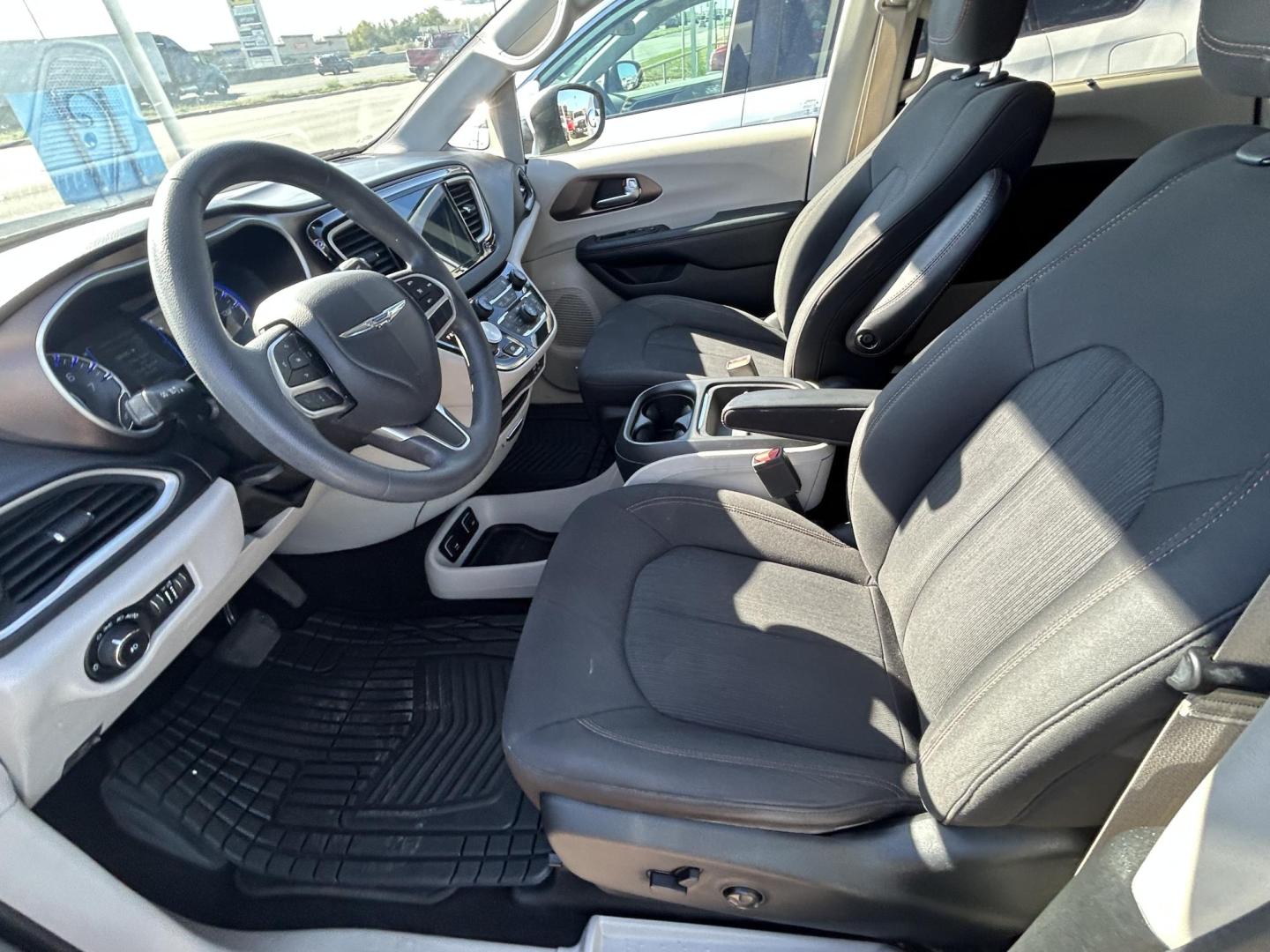 2017 Silver Chrysler Pacifica Touring (2C4RC1BG0HR) with an 3.6L V6 DOHC 24V engine, 6A transmission, located at 1687 Business 35 S, New Braunfels, TX, 78130, (830) 625-7159, 29.655487, -98.051491 - Photo#10