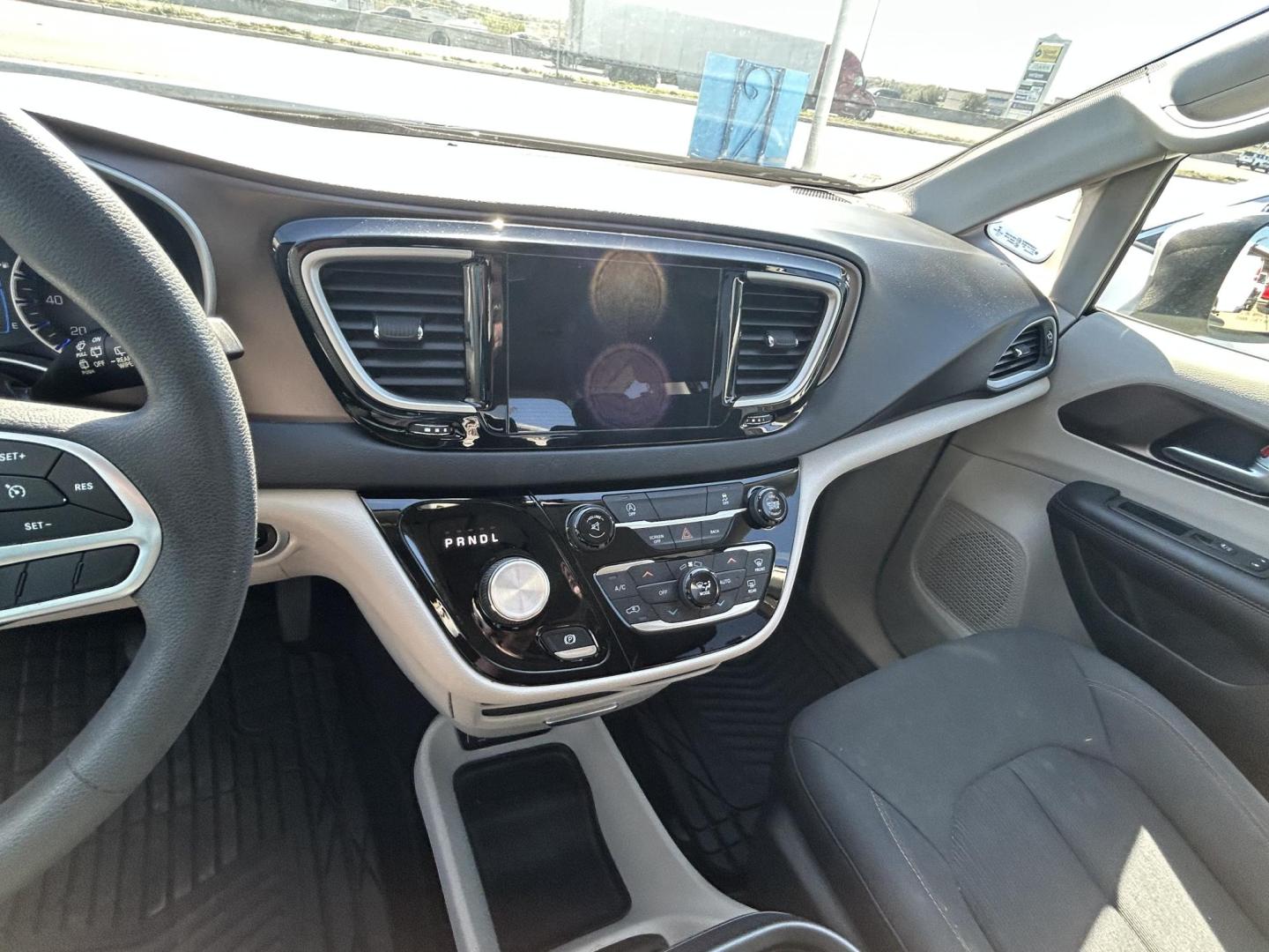 2017 Silver Chrysler Pacifica Touring (2C4RC1BG0HR) with an 3.6L V6 DOHC 24V engine, 6A transmission, located at 1687 Business 35 S, New Braunfels, TX, 78130, (830) 625-7159, 29.655487, -98.051491 - Photo#12