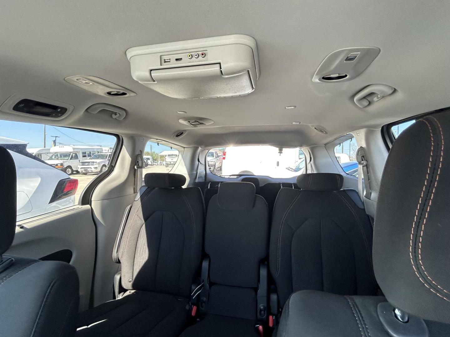 2017 Silver Chrysler Pacifica Touring (2C4RC1BG0HR) with an 3.6L V6 DOHC 24V engine, 6A transmission, located at 1687 Business 35 S, New Braunfels, TX, 78130, (830) 625-7159, 29.655487, -98.051491 - Photo#13