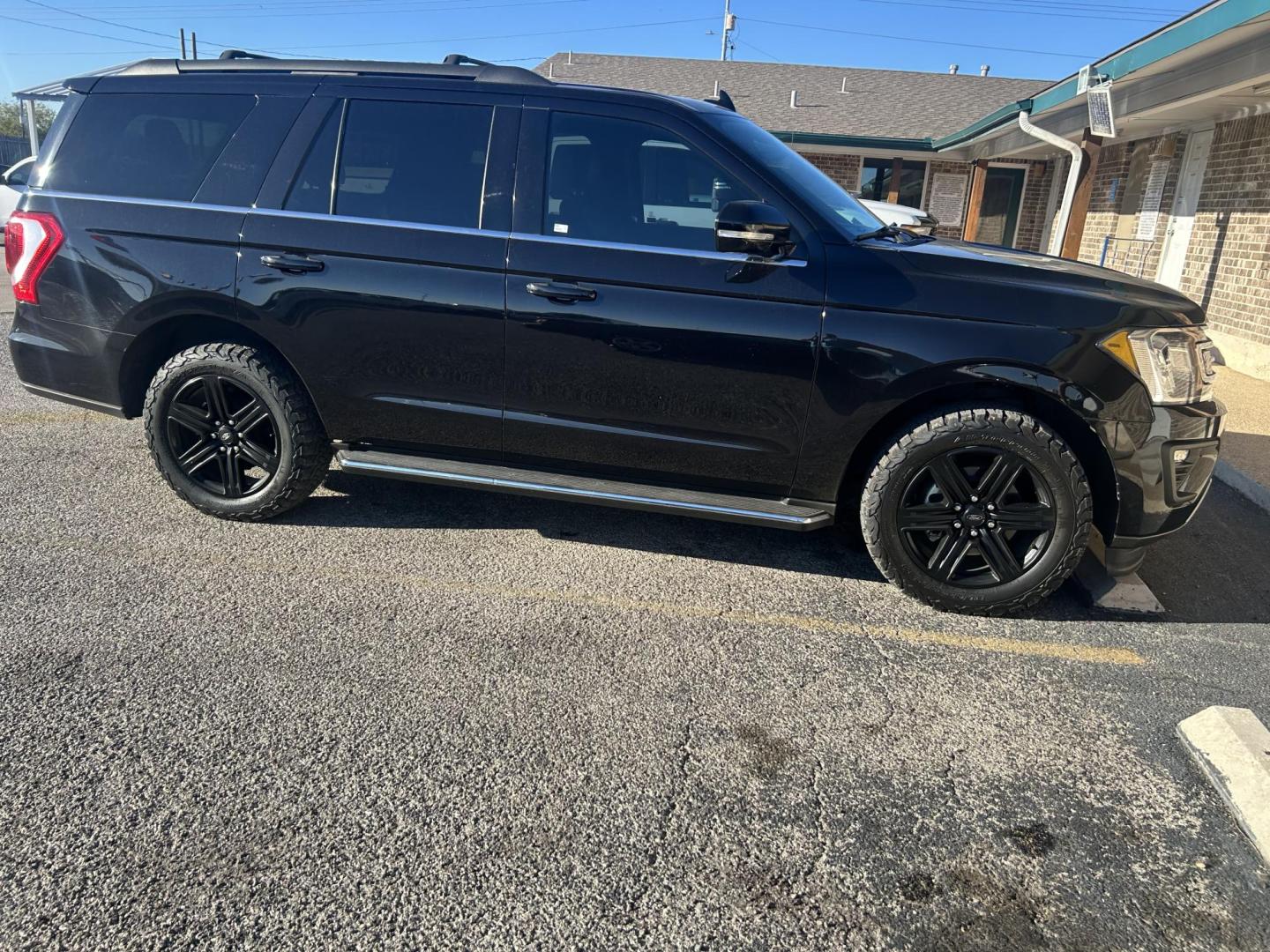 2020 Black Ford Expedition XLT (1FMJU1HT3LE) with an 3.5L V6 DOHC 24V FFV engine, 6A transmission, located at 1687 Business 35 S, New Braunfels, TX, 78130, (830) 625-7159, 29.655487, -98.051491 - Photo#1