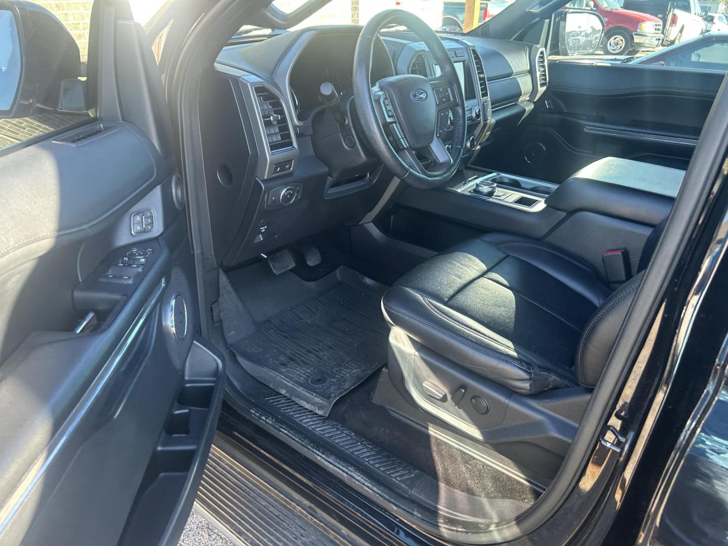 2020 Black Ford Expedition XLT (1FMJU1HT3LE) with an 3.5L V6 DOHC 24V FFV engine, 6A transmission, located at 1687 Business 35 S, New Braunfels, TX, 78130, (830) 625-7159, 29.655487, -98.051491 - Photo#8