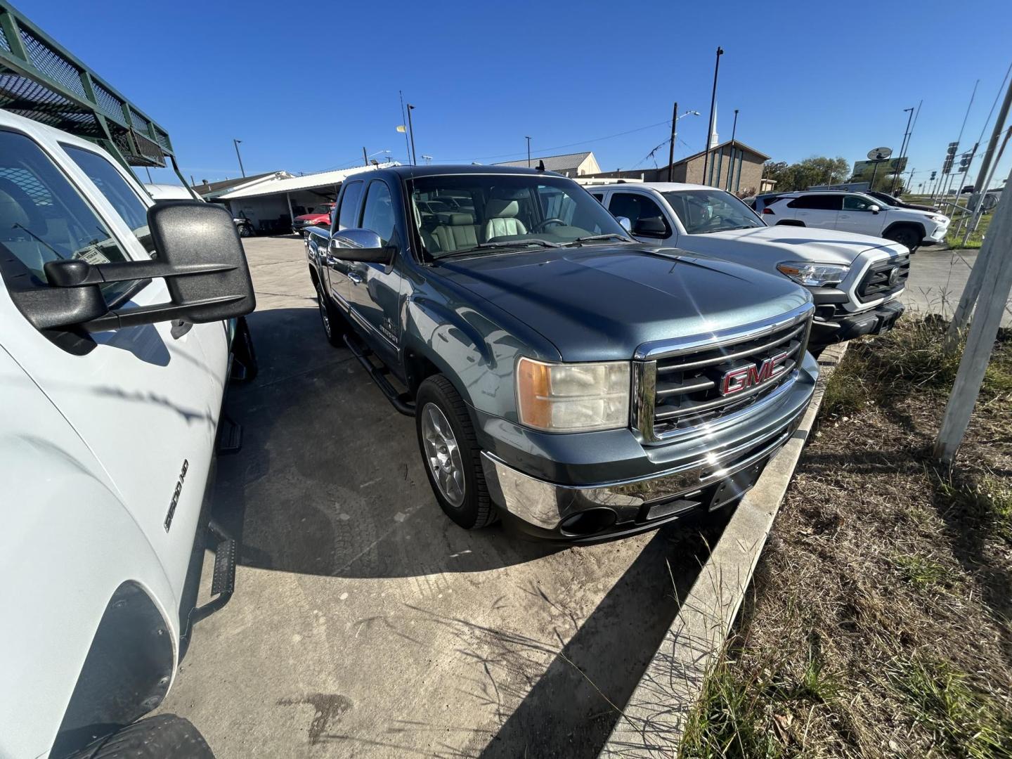 2010 Blue GMC Sierra 1500 SLE Crew Cab 2WD (3GTRCVE0XAG) with an 5.3L V8 OHV 16V FFV engine, 4-Speed Automatic transmission, located at 1687 Business 35 S, New Braunfels, TX, 78130, (830) 625-7159, 29.655487, -98.051491 - Photo#1