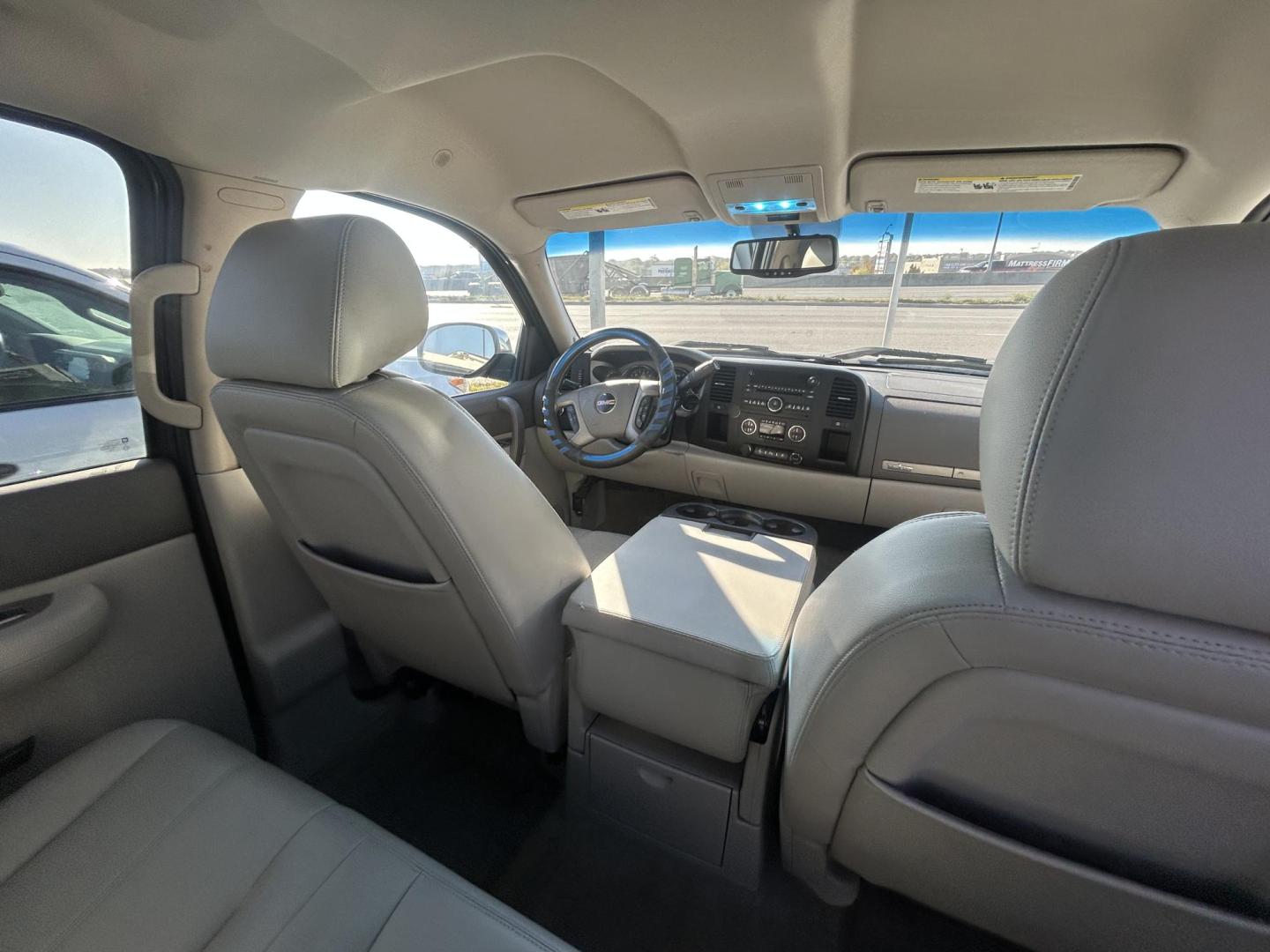 2010 Blue GMC Sierra 1500 SLE Crew Cab 2WD (3GTRCVE0XAG) with an 5.3L V8 OHV 16V FFV engine, 4-Speed Automatic transmission, located at 1687 Business 35 S, New Braunfels, TX, 78130, (830) 625-7159, 29.655487, -98.051491 - Photo#5