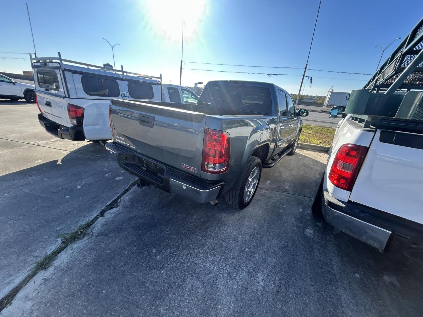 2010 Blue GMC Sierra 1500 SLE Crew Cab 2WD (3GTRCVE0XAG) with an 5.3L V8 OHV 16V FFV engine, 4-Speed Automatic transmission, located at 1687 Business 35 S, New Braunfels, TX, 78130, (830) 625-7159, 29.655487, -98.051491 - Photo#6
