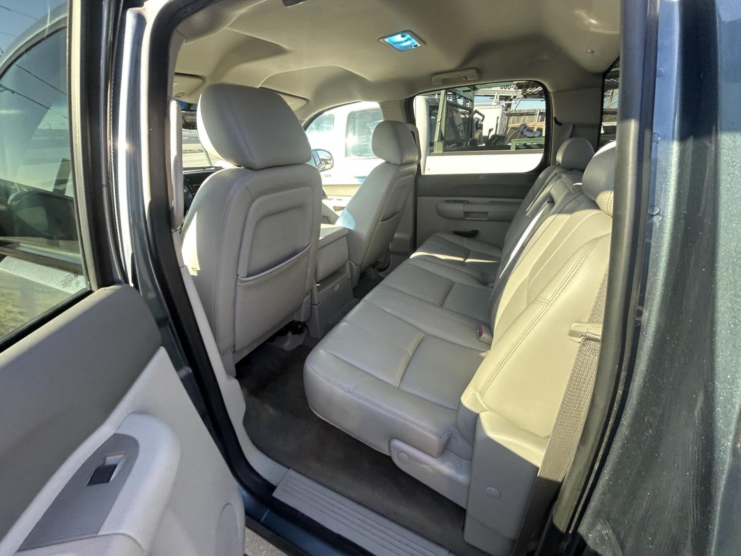 2010 Blue GMC Sierra 1500 SLE Crew Cab 2WD (3GTRCVE0XAG) with an 5.3L V8 OHV 16V FFV engine, 4-Speed Automatic transmission, located at 1687 Business 35 S, New Braunfels, TX, 78130, (830) 625-7159, 29.655487, -98.051491 - Photo#7