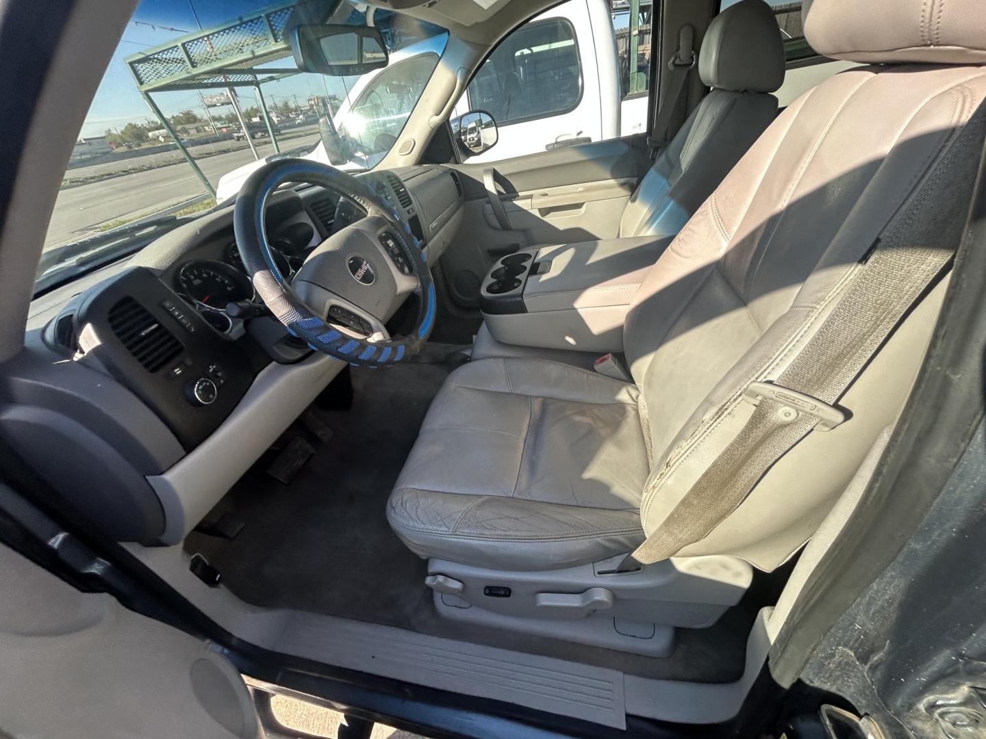 2010 Blue GMC Sierra 1500 SLE Crew Cab 2WD (3GTRCVE0XAG) with an 5.3L V8 OHV 16V FFV engine, 4-Speed Automatic transmission, located at 1687 Business 35 S, New Braunfels, TX, 78130, (830) 625-7159, 29.655487, -98.051491 - Photo#9