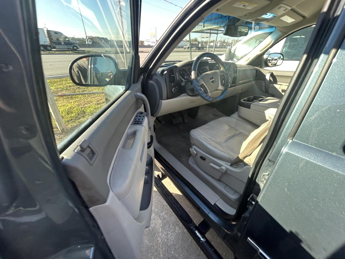 2010 Blue GMC Sierra 1500 SLE Crew Cab 2WD (3GTRCVE0XAG) with an 5.3L V8 OHV 16V FFV engine, 4-Speed Automatic transmission, located at 1687 Business 35 S, New Braunfels, TX, 78130, (830) 625-7159, 29.655487, -98.051491 - Photo#8