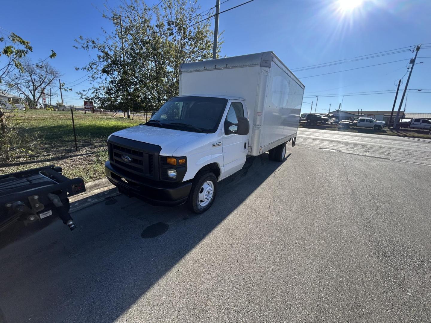 2017 White Ford Econoline E-350 Super Duty (1FDWE3FS0HD) with an 6.8L V10 SOHC 20V engine, located at 1687 Business 35 S, New Braunfels, TX, 78130, (830) 625-7159, 29.655487, -98.051491 - Photo#0