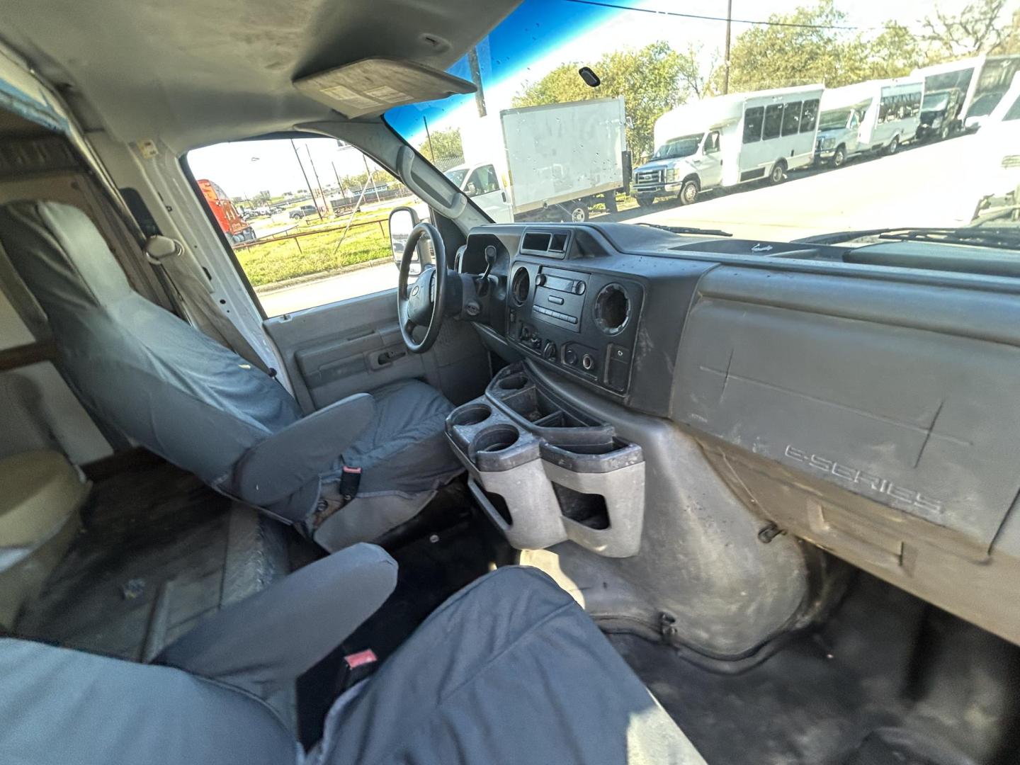 2017 White Ford Econoline E-350 Super Duty (1FDWE3FS0HD) with an 6.8L V10 SOHC 20V engine, located at 1687 Business 35 S, New Braunfels, TX, 78130, (830) 625-7159, 29.655487, -98.051491 - Photo#3