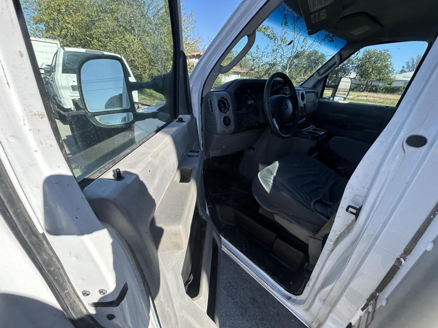 2017 White Ford Econoline E-350 Super Duty (1FDWE3FS0HD) with an 6.8L V10 SOHC 20V engine, located at 1687 Business 35 S, New Braunfels, TX, 78130, (830) 625-7159, 29.655487, -98.051491 - Photo#7