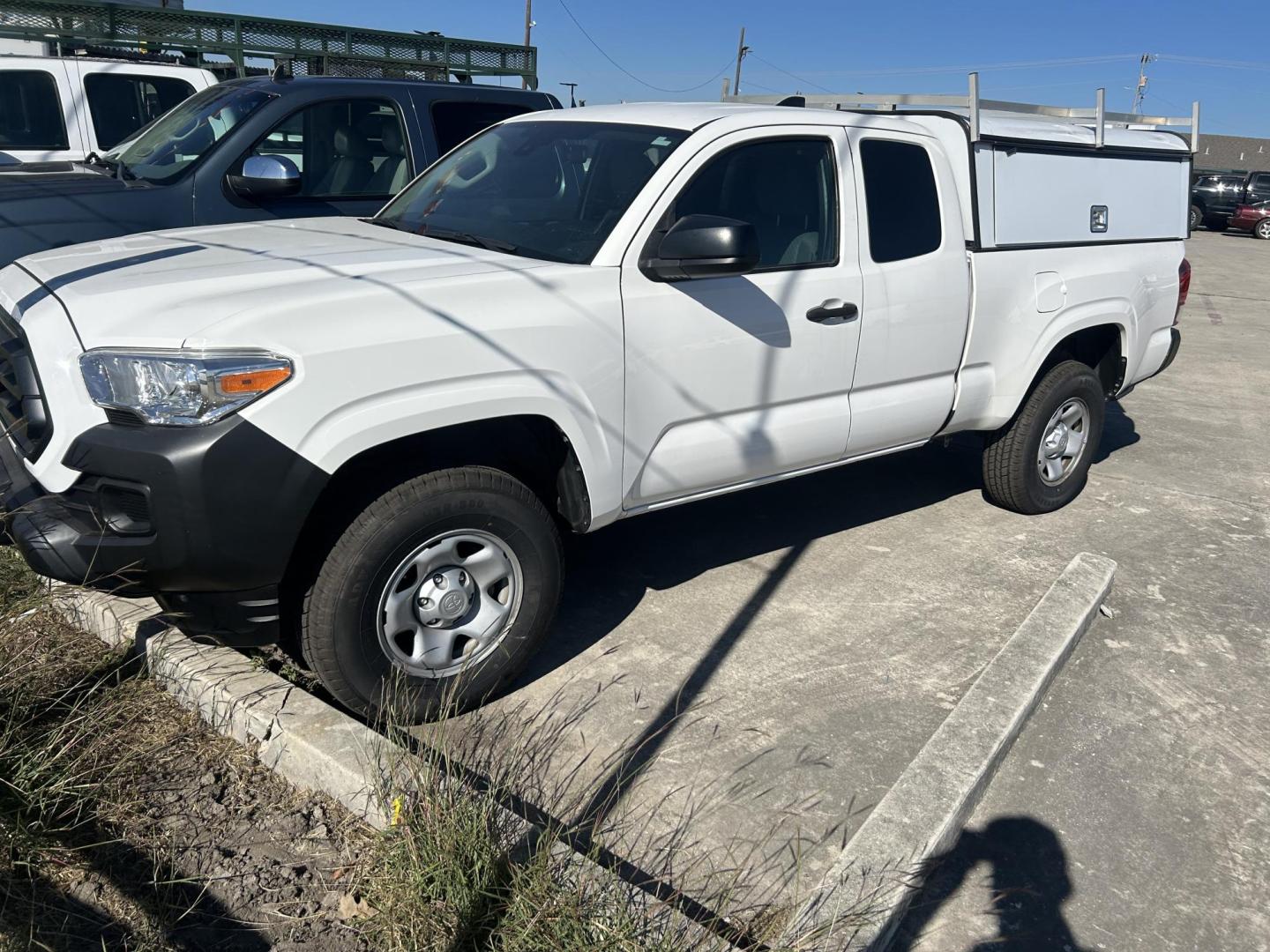 2021 White Toyota Tacoma SR5 Access Cab I4 6AT 2WD (3TYRX5GN6MT) with an 2.7L L4 DOHC 16V engine, 6A transmission, located at 1687 Business 35 S, New Braunfels, TX, 78130, (830) 625-7159, 29.655487, -98.051491 - Photo#0