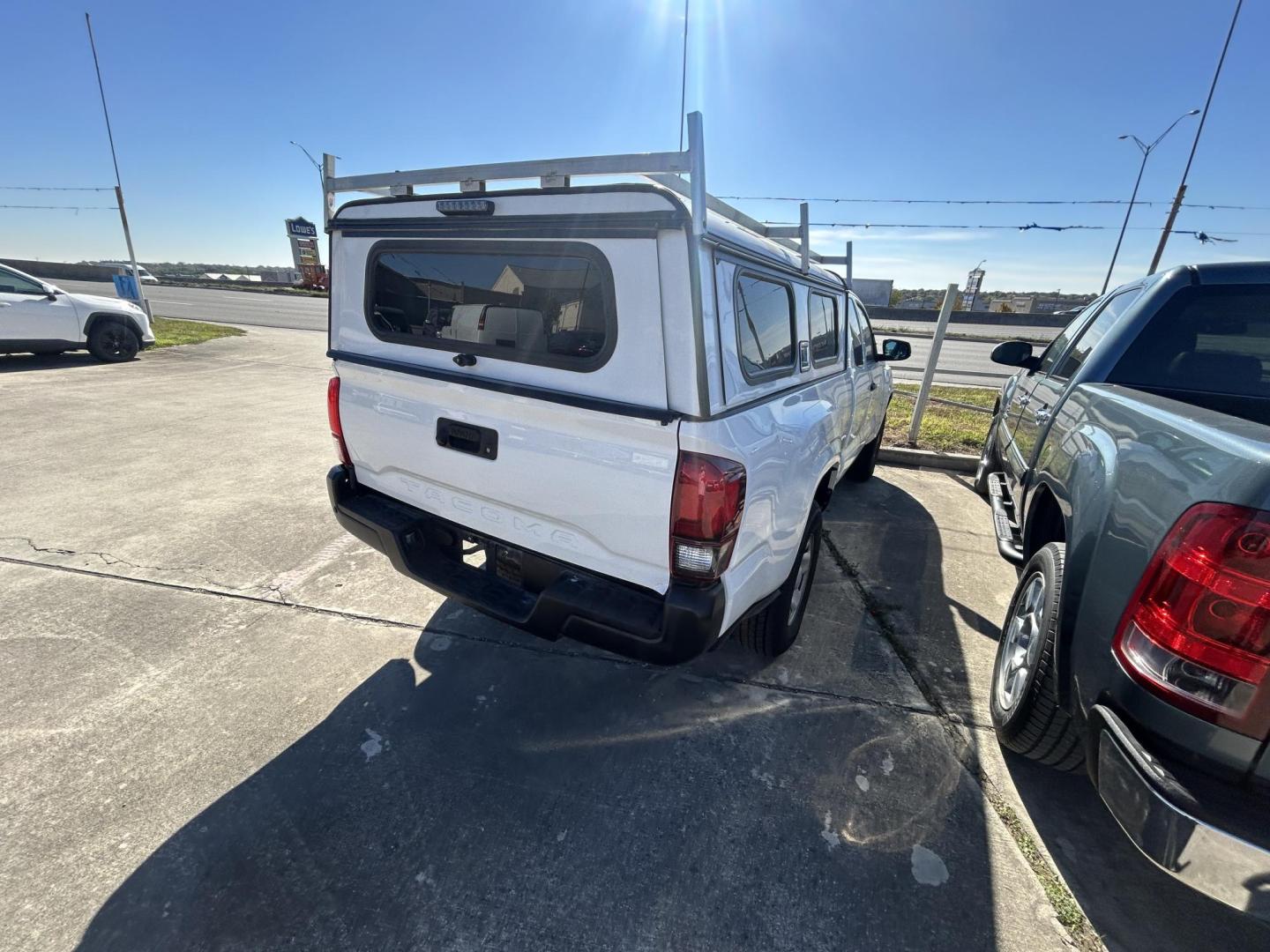 2021 White Toyota Tacoma SR5 Access Cab I4 6AT 2WD (3TYRX5GN6MT) with an 2.7L L4 DOHC 16V engine, 6A transmission, located at 1687 Business 35 S, New Braunfels, TX, 78130, (830) 625-7159, 29.655487, -98.051491 - Photo#5