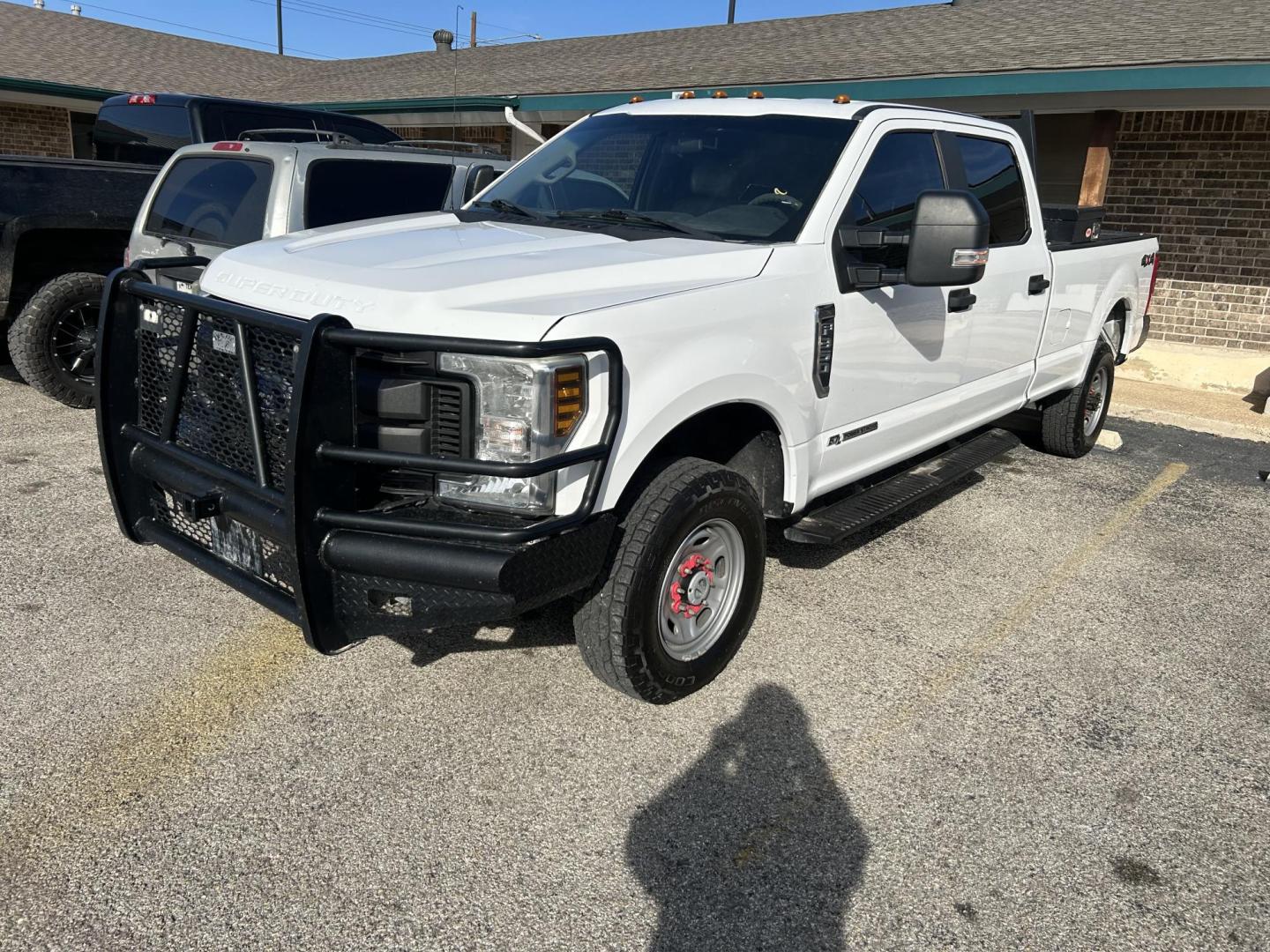 2019 White Ford F-350 SD XL Crew Cab 4WD (1FT8W3BT9KE) with an 6.7L V8 OHV 16V DIESEL engine, 6A transmission, located at 1687 Business 35 S, New Braunfels, TX, 78130, (830) 625-7159, 29.655487, -98.051491 - Photo#0