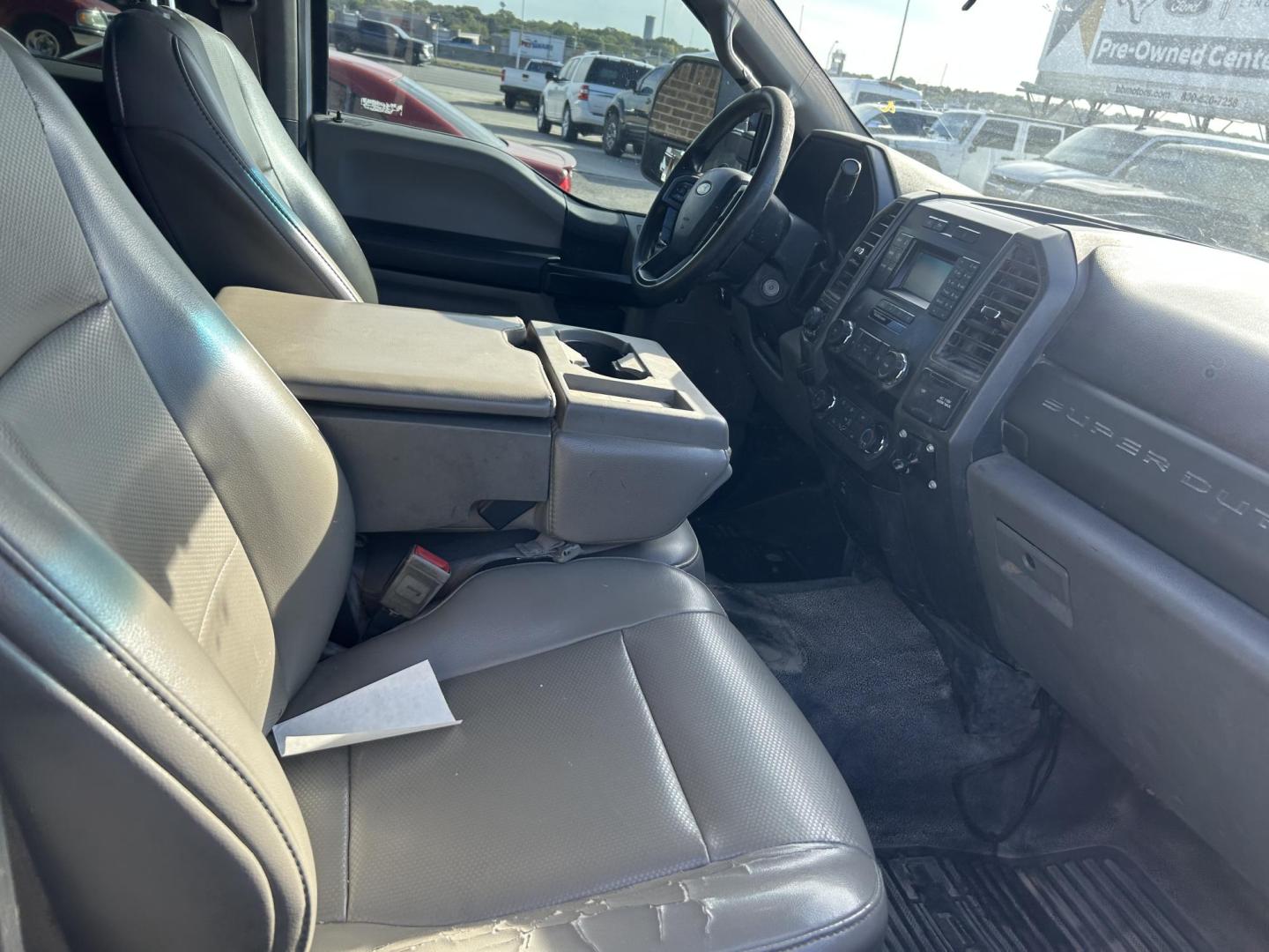 2019 White Ford F-350 SD XL Crew Cab 4WD (1FT8W3BT9KE) with an 6.7L V8 OHV 16V DIESEL engine, 6A transmission, located at 1687 Business 35 S, New Braunfels, TX, 78130, (830) 625-7159, 29.655487, -98.051491 - Photo#2