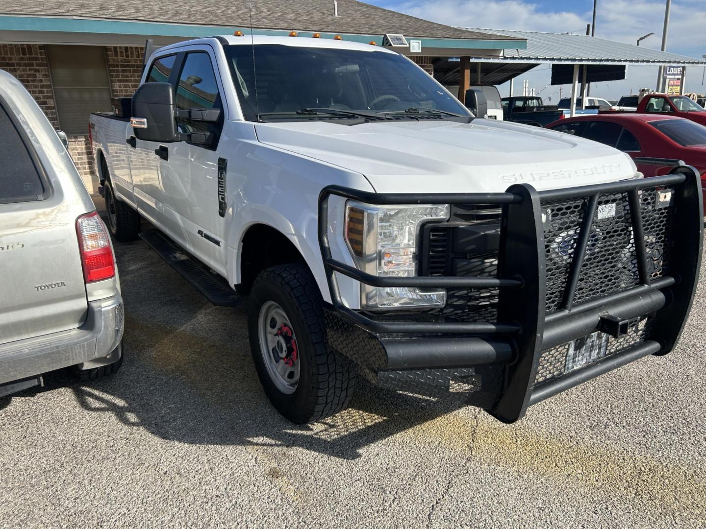 2019 White Ford F-350 SD XL Crew Cab 4WD (1FT8W3BT9KE) with an 6.7L V8 OHV 16V DIESEL engine, 6A transmission, located at 1687 Business 35 S, New Braunfels, TX, 78130, (830) 625-7159, 29.655487, -98.051491 - Photo#1