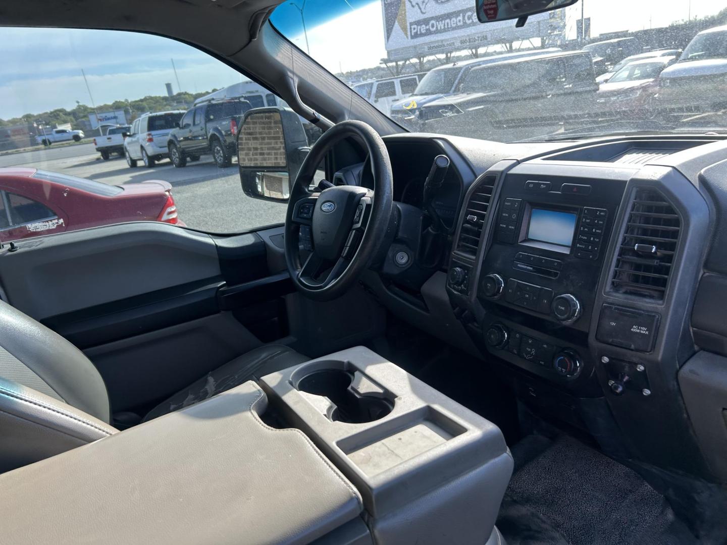 2019 White Ford F-350 SD XL Crew Cab 4WD (1FT8W3BT9KE) with an 6.7L V8 OHV 16V DIESEL engine, 6A transmission, located at 1687 Business 35 S, New Braunfels, TX, 78130, (830) 625-7159, 29.655487, -98.051491 - Photo#3