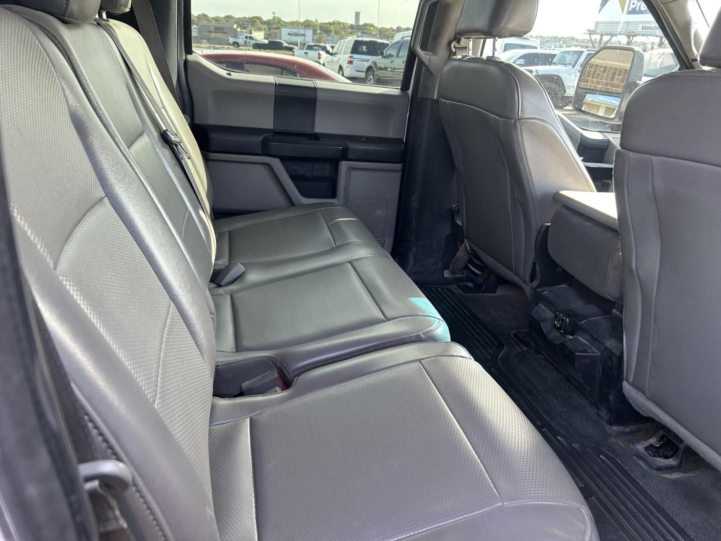 2019 White Ford F-350 SD XL Crew Cab 4WD (1FT8W3BT9KE) with an 6.7L V8 OHV 16V DIESEL engine, 6A transmission, located at 1687 Business 35 S, New Braunfels, TX, 78130, (830) 625-7159, 29.655487, -98.051491 - Photo#4