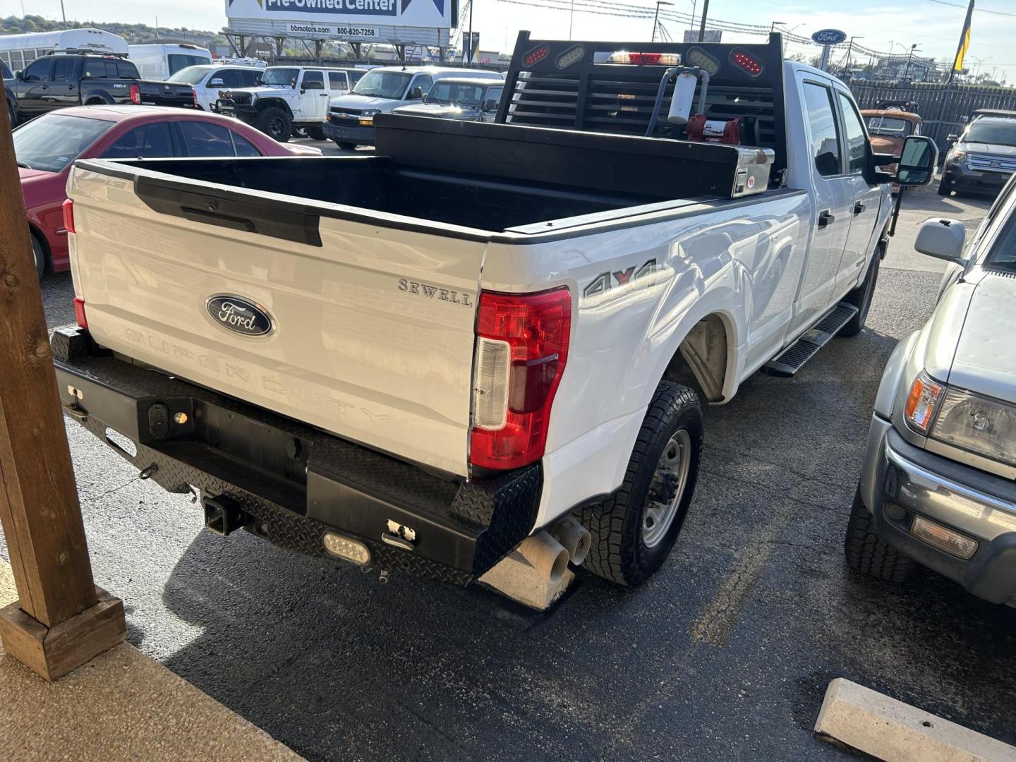 2019 White Ford F-350 SD XL Crew Cab 4WD (1FT8W3BT9KE) with an 6.7L V8 OHV 16V DIESEL engine, 6A transmission, located at 1687 Business 35 S, New Braunfels, TX, 78130, (830) 625-7159, 29.655487, -98.051491 - Photo#6