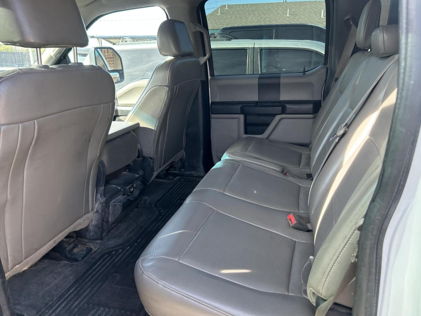 2019 White Ford F-350 SD XL Crew Cab 4WD (1FT8W3BT9KE) with an 6.7L V8 OHV 16V DIESEL engine, 6A transmission, located at 1687 Business 35 S, New Braunfels, TX, 78130, (830) 625-7159, 29.655487, -98.051491 - Photo#7