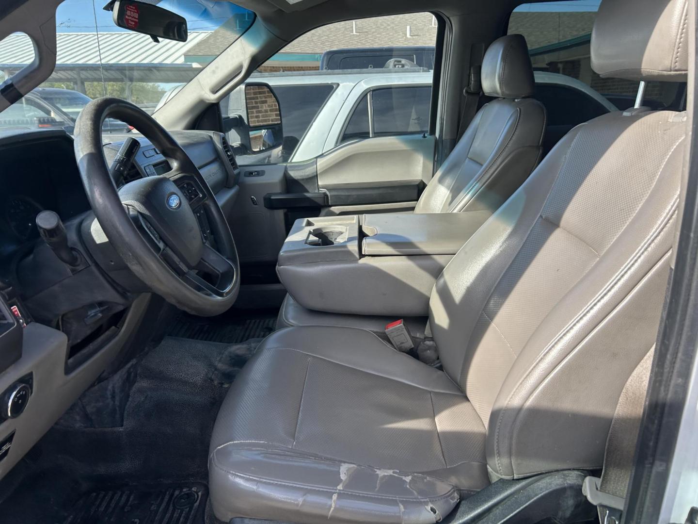 2019 White Ford F-350 SD XL Crew Cab 4WD (1FT8W3BT9KE) with an 6.7L V8 OHV 16V DIESEL engine, 6A transmission, located at 1687 Business 35 S, New Braunfels, TX, 78130, (830) 625-7159, 29.655487, -98.051491 - Photo#9