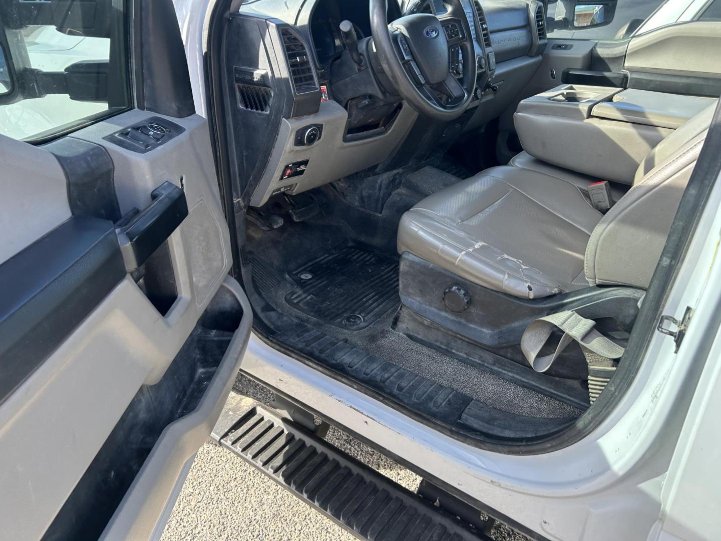 2019 White Ford F-350 SD XL Crew Cab 4WD (1FT8W3BT9KE) with an 6.7L V8 OHV 16V DIESEL engine, 6A transmission, located at 1687 Business 35 S, New Braunfels, TX, 78130, (830) 625-7159, 29.655487, -98.051491 - Photo#8