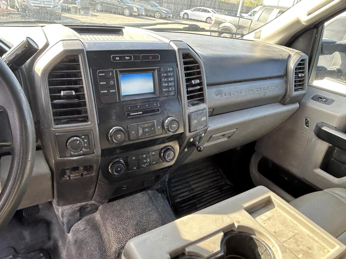 2019 White Ford F-350 SD XL Crew Cab 4WD (1FT8W3BT9KE) with an 6.7L V8 OHV 16V DIESEL engine, 6A transmission, located at 1687 Business 35 S, New Braunfels, TX, 78130, (830) 625-7159, 29.655487, -98.051491 - Photo#11