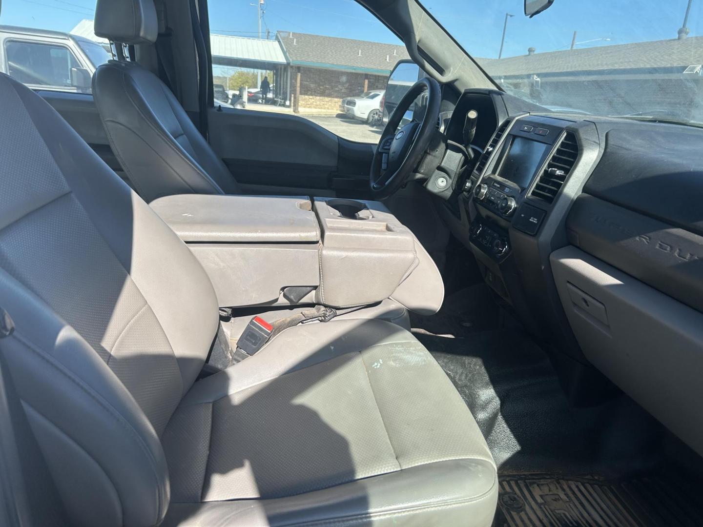2020 White Ford F-250 SD XL Crew Cab 4WD (1FT7W2B61LE) with an 6.2L V8 OHV 16V engine, 6A transmission, located at 1687 Business 35 S, New Braunfels, TX, 78130, (830) 625-7159, 29.655487, -98.051491 - Photo#2