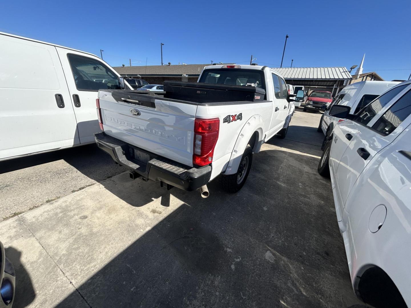 2020 White Ford F-250 SD XL Crew Cab 4WD (1FT7W2B61LE) with an 6.2L V8 OHV 16V engine, 6A transmission, located at 1687 Business 35 S, New Braunfels, TX, 78130, (830) 625-7159, 29.655487, -98.051491 - Photo#4
