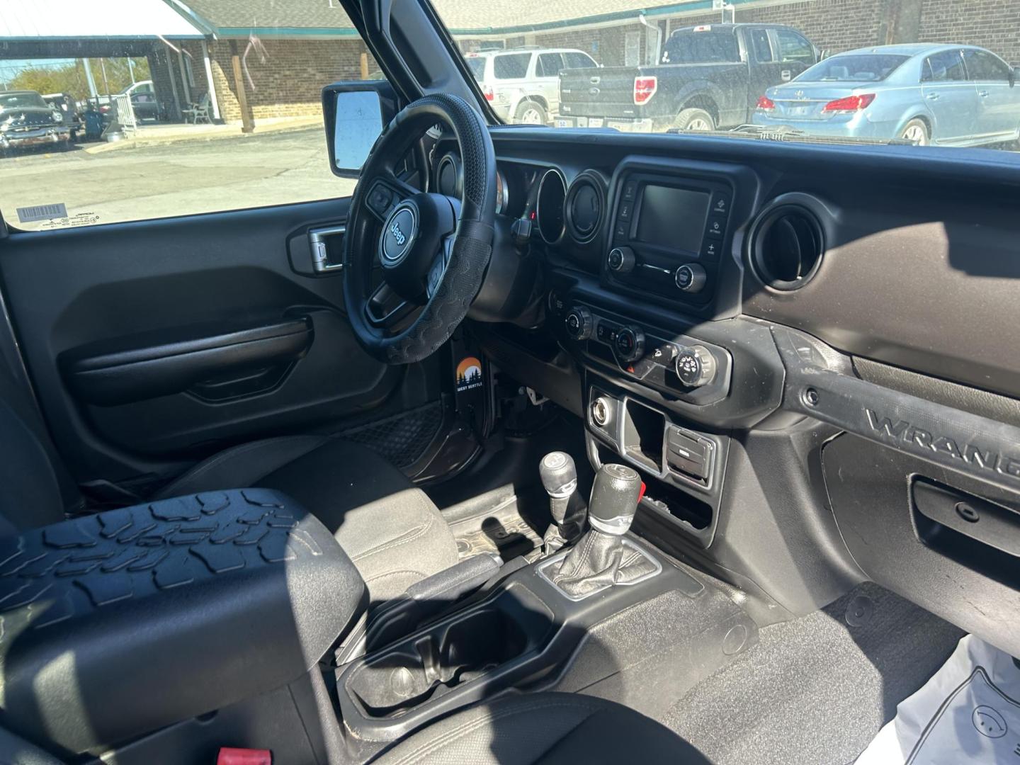 2018 Gray Jeep Wrangler JK Unlimited Sport (1C4HJXDG0JW) with an 3.6L V6 DOHC 24V FFV engine, 6A transmission, located at 1687 Business 35 S, New Braunfels, TX, 78130, (830) 625-7159, 29.655487, -98.051491 - Photo#3