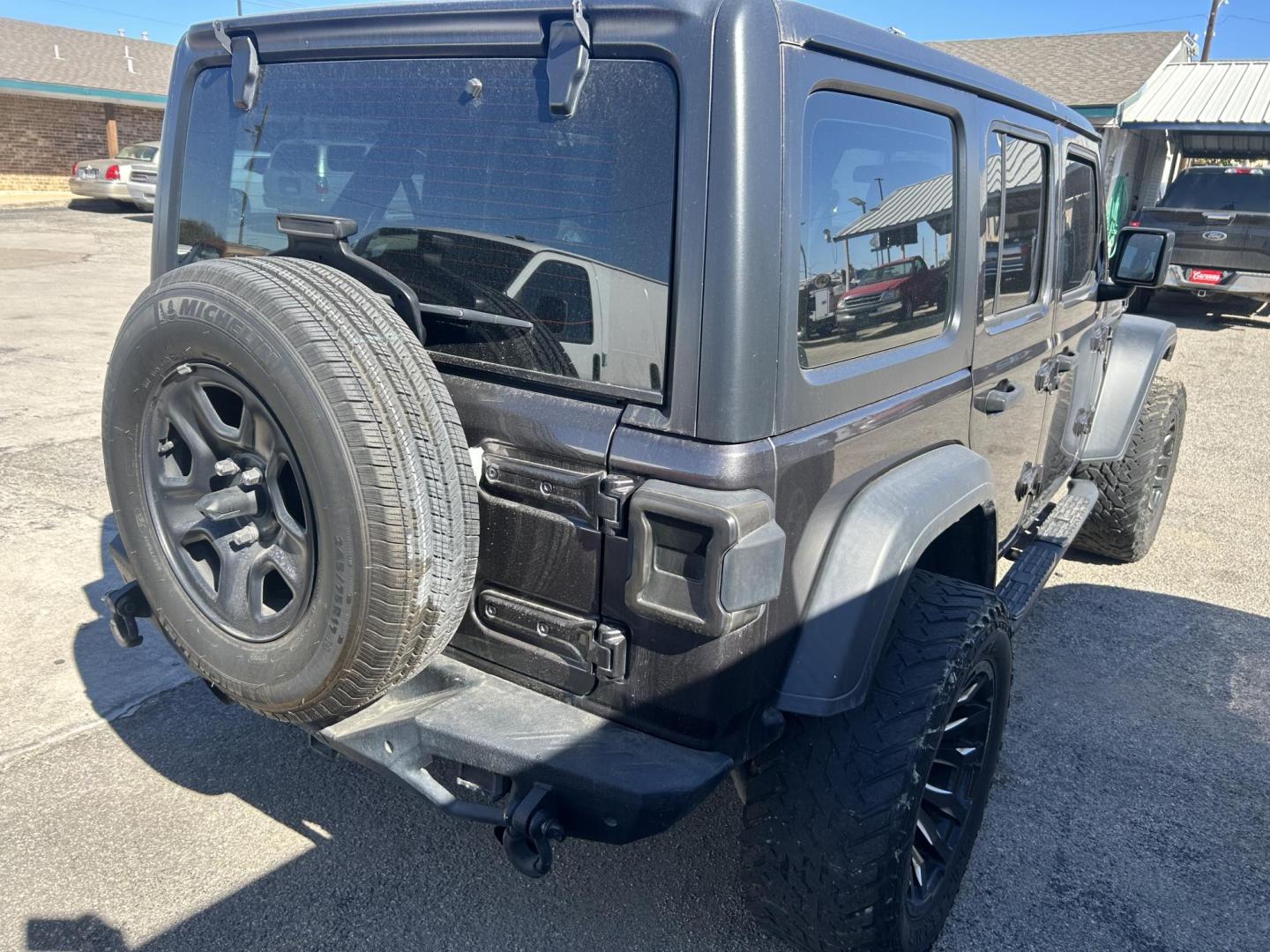 2018 Gray Jeep Wrangler JK Unlimited Sport (1C4HJXDG0JW) with an 3.6L V6 DOHC 24V FFV engine, 6A transmission, located at 1687 Business 35 S, New Braunfels, TX, 78130, (830) 625-7159, 29.655487, -98.051491 - Photo#6