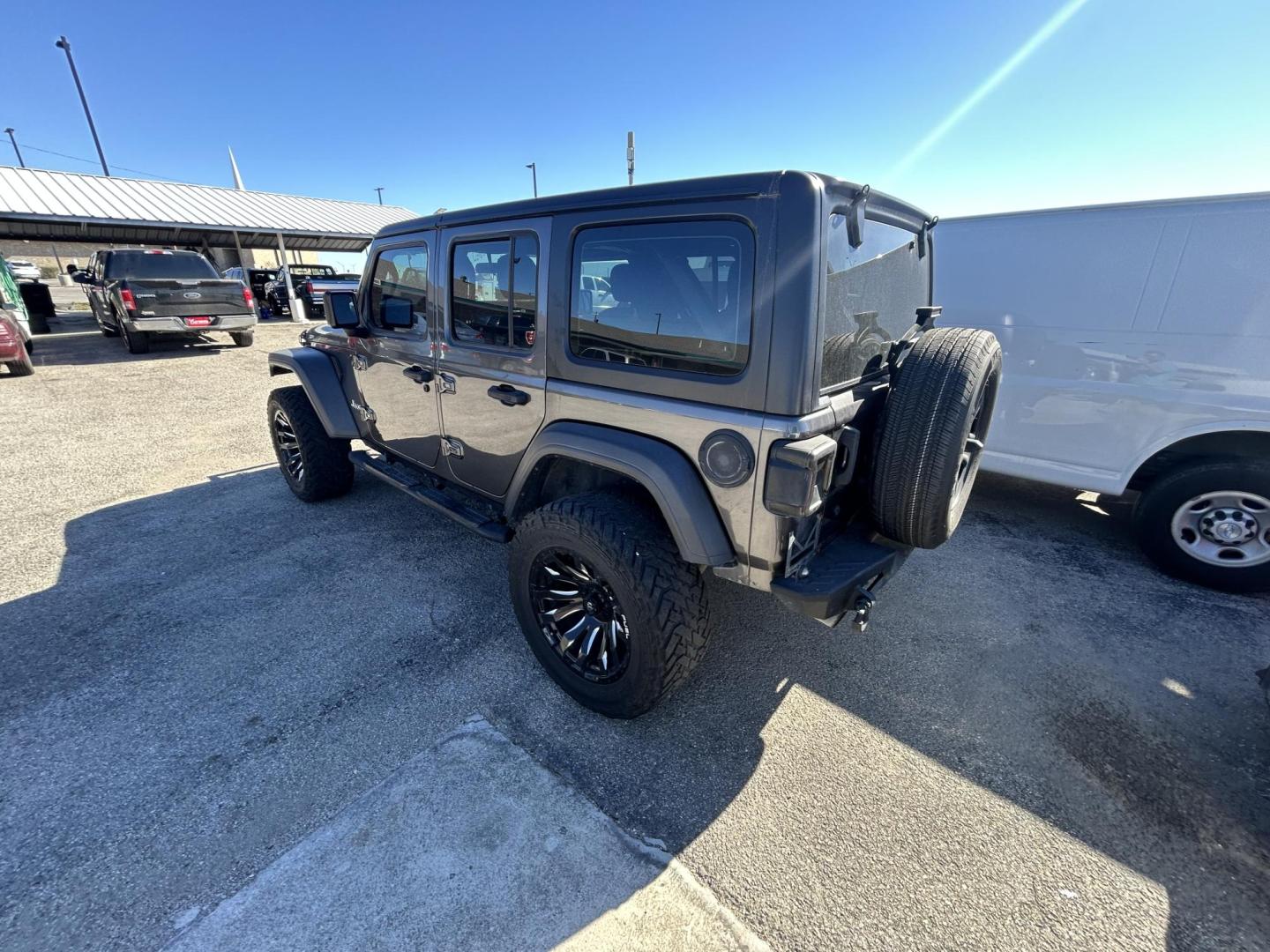 2018 Gray Jeep Wrangler JK Unlimited Sport (1C4HJXDG0JW) with an 3.6L V6 DOHC 24V FFV engine, 6A transmission, located at 1687 Business 35 S, New Braunfels, TX, 78130, (830) 625-7159, 29.655487, -98.051491 - Photo#7