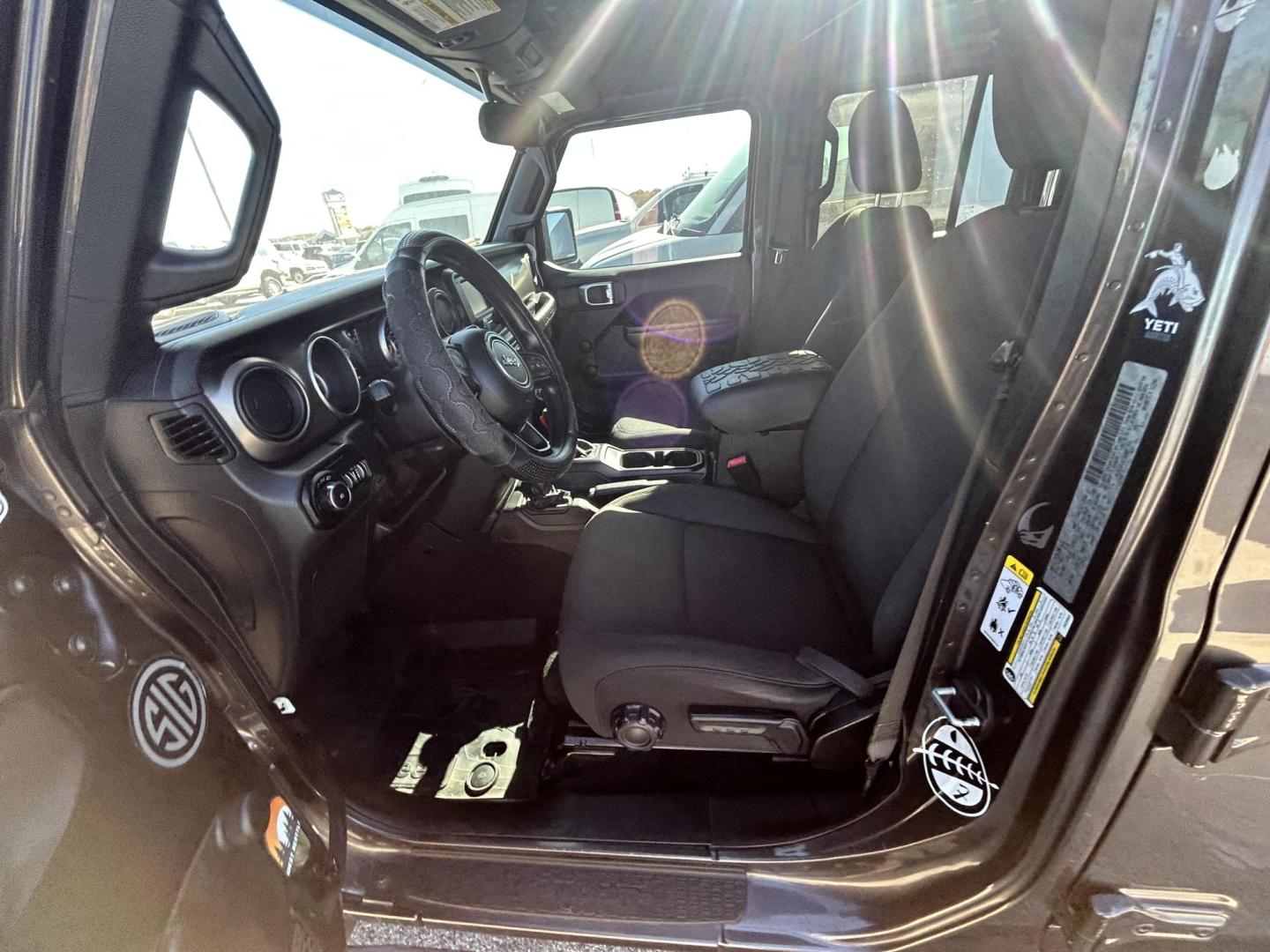 2018 Gray Jeep Wrangler JK Unlimited Sport (1C4HJXDG0JW) with an 3.6L V6 DOHC 24V FFV engine, 6A transmission, located at 1687 Business 35 S, New Braunfels, TX, 78130, (830) 625-7159, 29.655487, -98.051491 - Photo#10