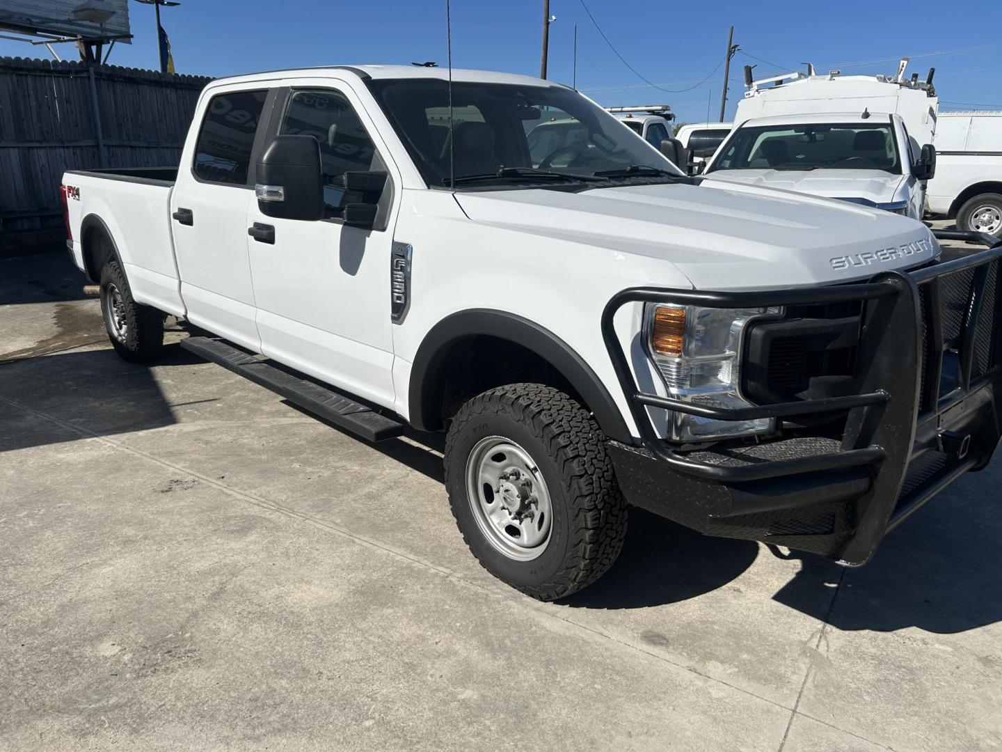 2022 White Ford F-250 SD XL Crew Cab 4WD (1FT7W2B67NE) with an 6.2L V8 OHV 16V engine, 6A transmission, located at 1687 Business 35 S, New Braunfels, TX, 78130, (830) 625-7159, 29.655487, -98.051491 - Photo#1