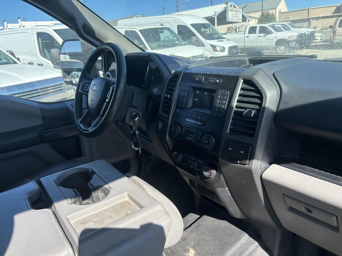 2022 White Ford F-250 SD XL Crew Cab 4WD (1FT7W2B67NE) with an 6.2L V8 OHV 16V engine, 6A transmission, located at 1687 Business 35 S, New Braunfels, TX, 78130, (830) 625-7159, 29.655487, -98.051491 - Photo#3