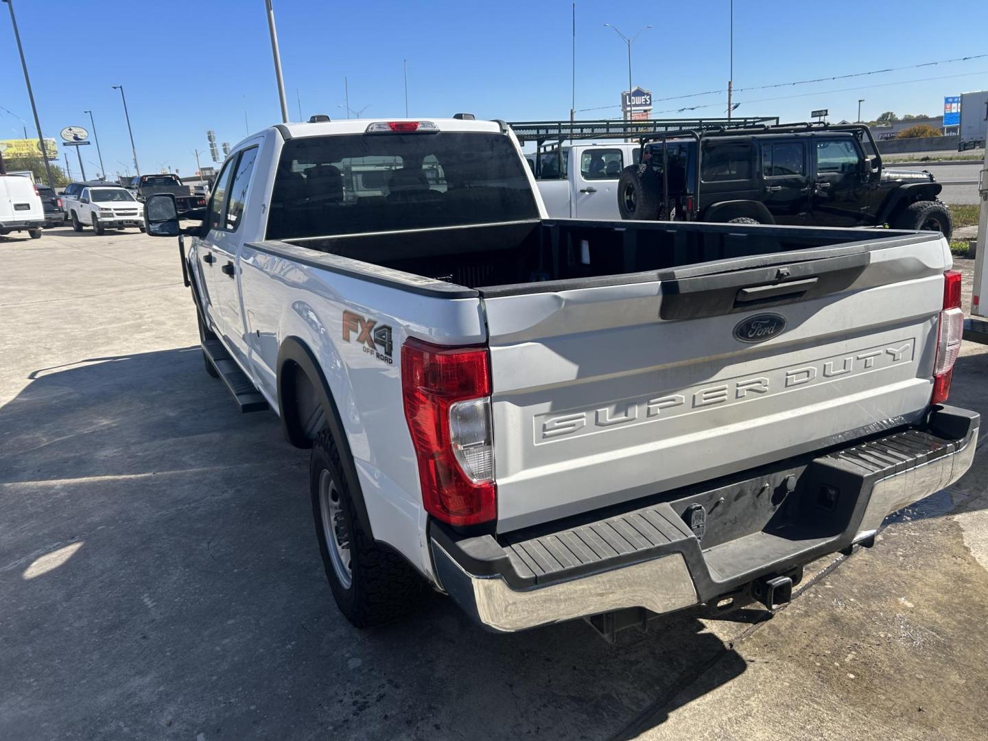 2022 White Ford F-250 SD XL Crew Cab 4WD (1FT7W2B67NE) with an 6.2L V8 OHV 16V engine, 6A transmission, located at 1687 Business 35 S, New Braunfels, TX, 78130, (830) 625-7159, 29.655487, -98.051491 - Photo#8