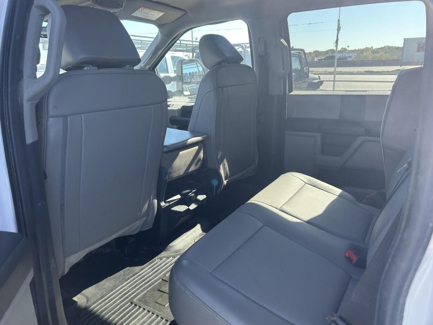 2022 White Ford F-250 SD XL Crew Cab 4WD (1FT7W2B67NE) with an 6.2L V8 OHV 16V engine, 6A transmission, located at 1687 Business 35 S, New Braunfels, TX, 78130, (830) 625-7159, 29.655487, -98.051491 - Photo#9