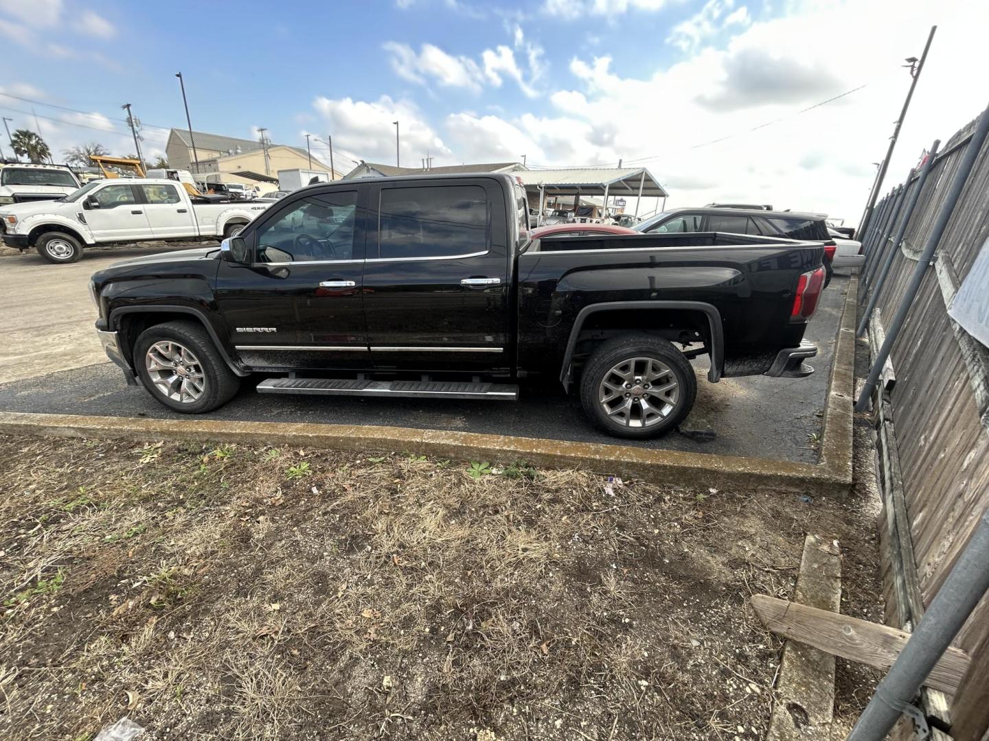 2018 Black GMC Sierra 1500 SLT Crew Cab Short Box 2WD (3GTP1NEC8JG) with an 5.3L V8 OHV 16V engine, 6A transmission, located at 1687 Business 35 S, New Braunfels, TX, 78130, (830) 625-7159, 29.655487, -98.051491 - Photo#7