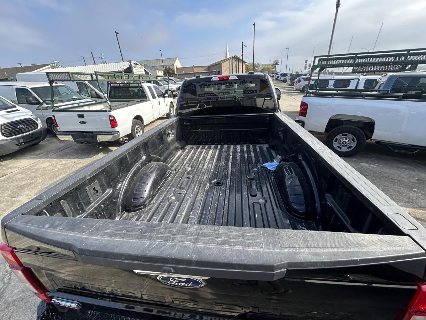 2021 Ford F-350 SD XLT Crew Cab Long Bed 4WD (1FT8W3BT6ME) with an 6.7L V8 OHV 16V DIESEL engine, 6A transmission, located at 1687 Business 35 S, New Braunfels, TX, 78130, (830) 625-7159, 29.655487, -98.051491 - Photo#5