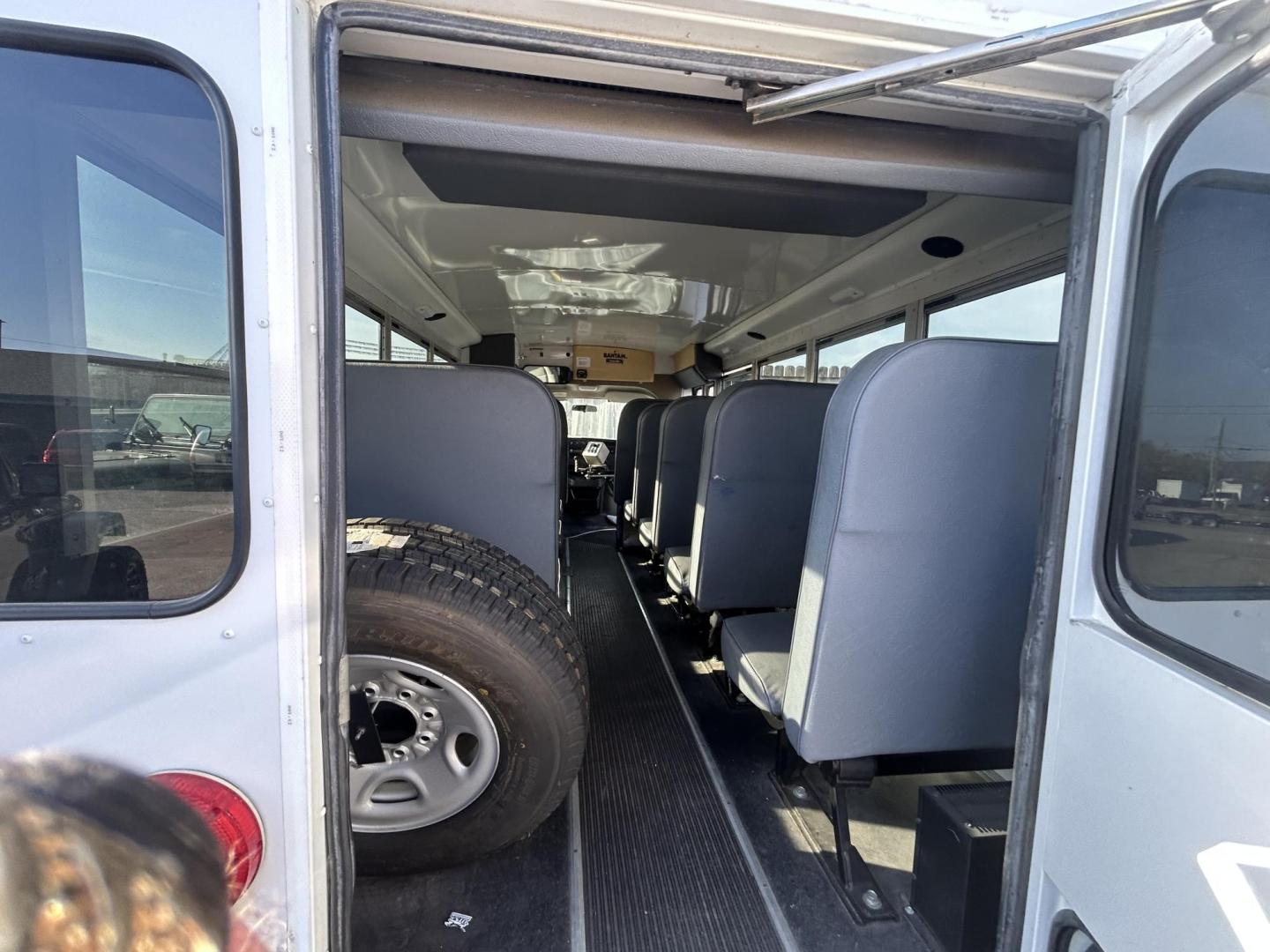 2007 Chevrolet Express 3500 Cargo (1GBHG31V871) with an 4.8L V8 OHV 16V engine, 4-Speed Automatic Overdrive transmission, located at 1687 Business 35 S, New Braunfels, TX, 78130, (830) 625-7159, 29.655487, -98.051491 - Photo#3