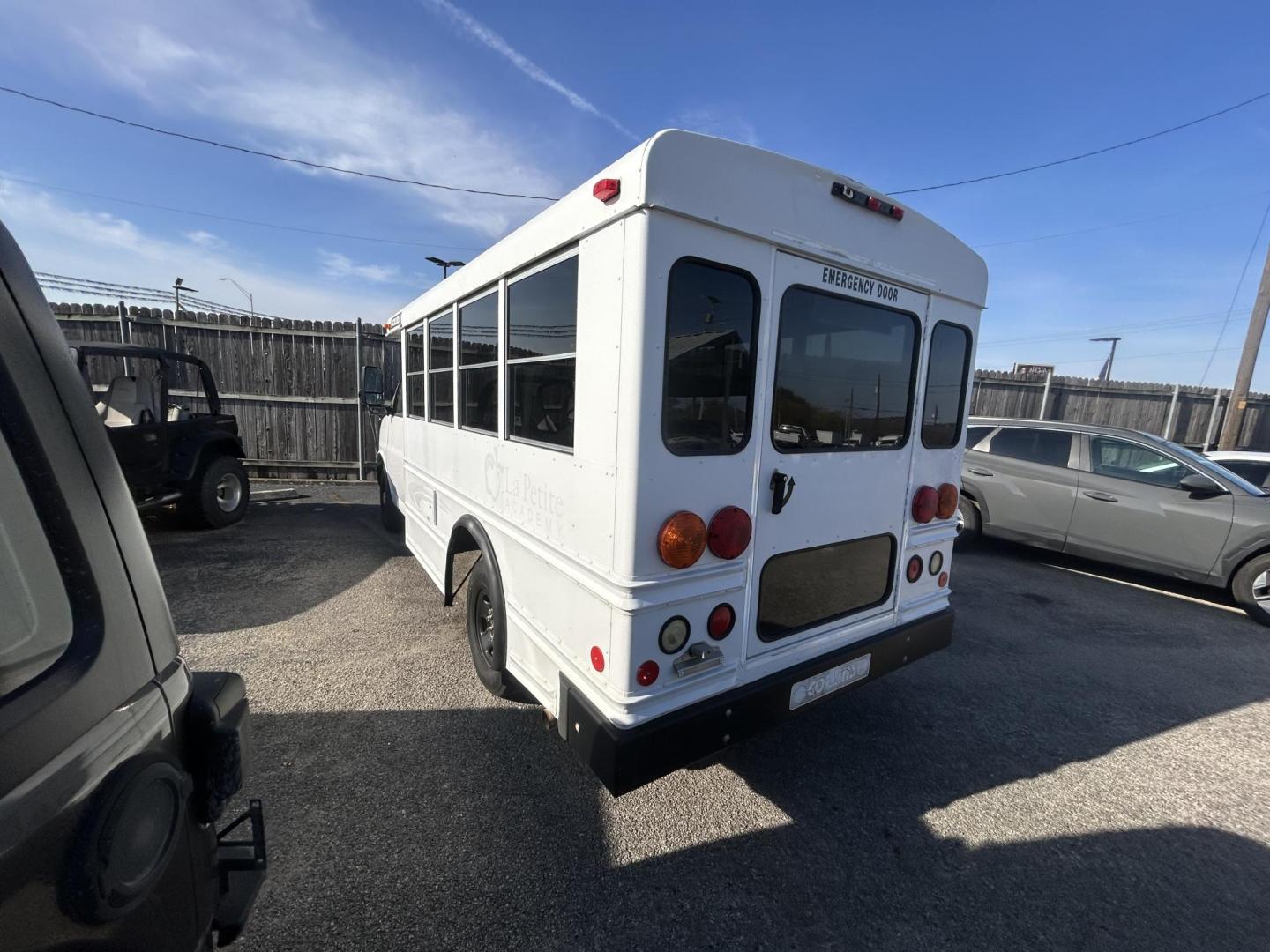 2007 Chevrolet Express 3500 Cargo (1GBHG31V871) with an 4.8L V8 OHV 16V engine, 4-Speed Automatic Overdrive transmission, located at 1687 Business 35 S, New Braunfels, TX, 78130, (830) 625-7159, 29.655487, -98.051491 - Photo#5