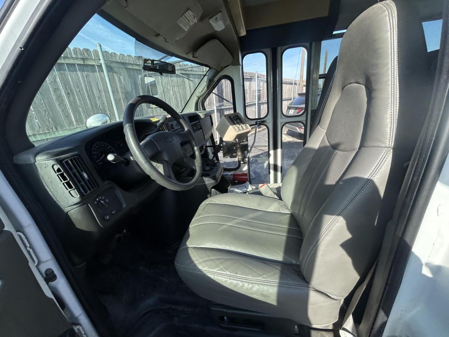 2007 Chevrolet Express 3500 Cargo (1GBHG31V871) with an 4.8L V8 OHV 16V engine, 4-Speed Automatic Overdrive transmission, located at 1687 Business 35 S, New Braunfels, TX, 78130, (830) 625-7159, 29.655487, -98.051491 - Photo#6