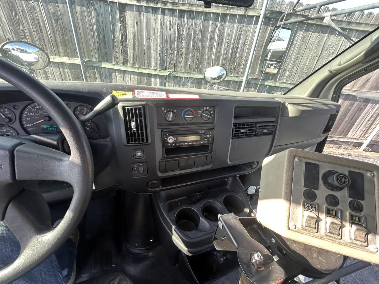 2007 Chevrolet Express 3500 Cargo (1GBHG31V871) with an 4.8L V8 OHV 16V engine, 4-Speed Automatic Overdrive transmission, located at 1687 Business 35 S, New Braunfels, TX, 78130, (830) 625-7159, 29.655487, -98.051491 - Photo#10