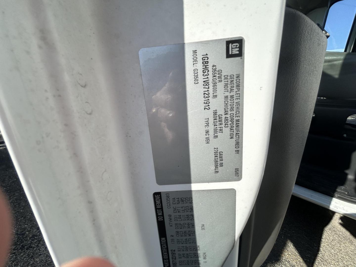 2007 Chevrolet Express 3500 Cargo (1GBHG31V871) with an 4.8L V8 OHV 16V engine, 4-Speed Automatic Overdrive transmission, located at 1687 Business 35 S, New Braunfels, TX, 78130, (830) 625-7159, 29.655487, -98.051491 - Photo#11