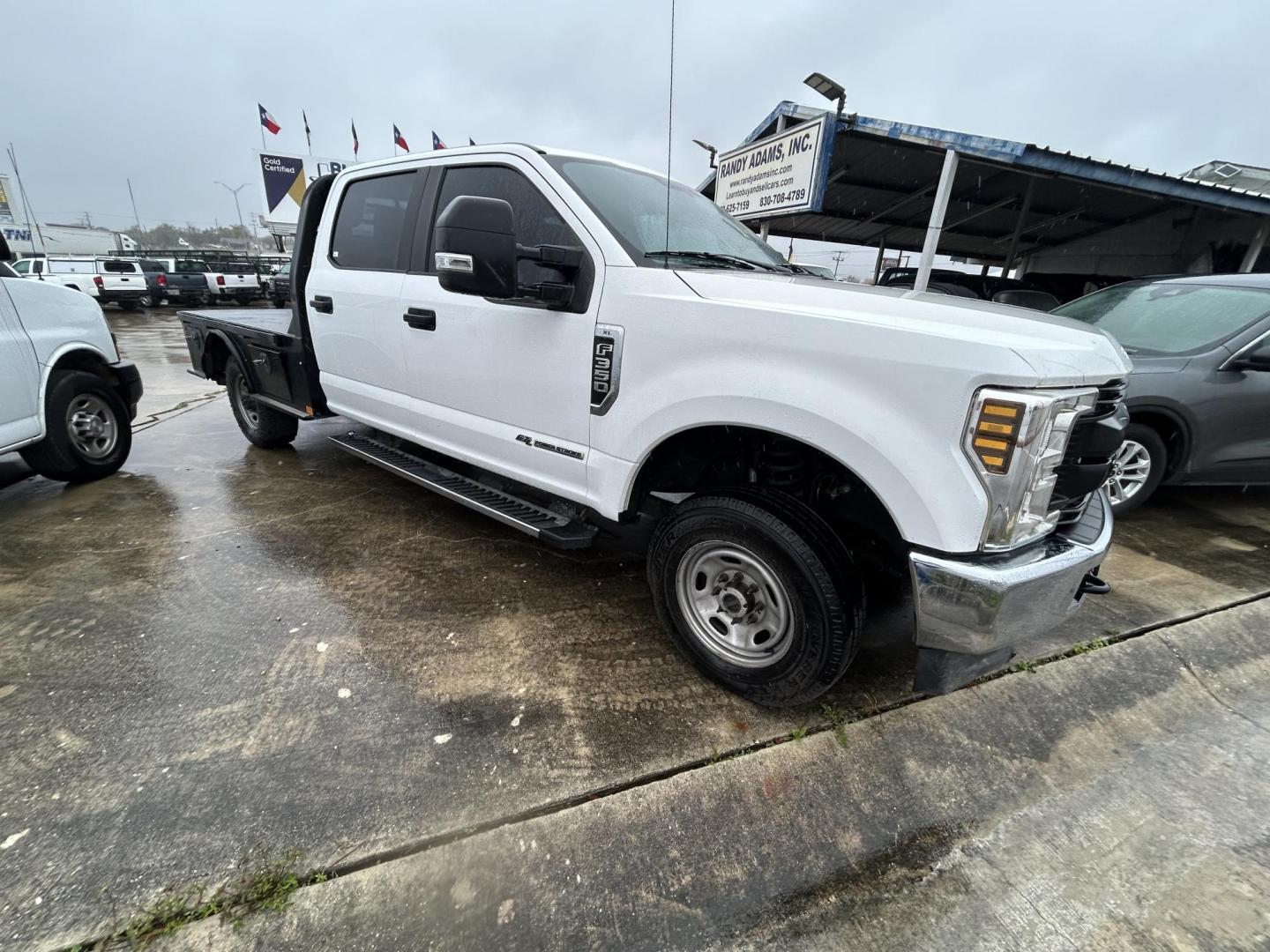 2019 White Ford F-350 SD XL Crew Cab 4WD (1FT8W3BT9KE) with an 6.7L V8 OHV 16V DIESEL engine, 6A transmission, located at 1687 Business 35 S, New Braunfels, TX, 78130, (830) 625-7159, 29.655487, -98.051491 - Photo#1