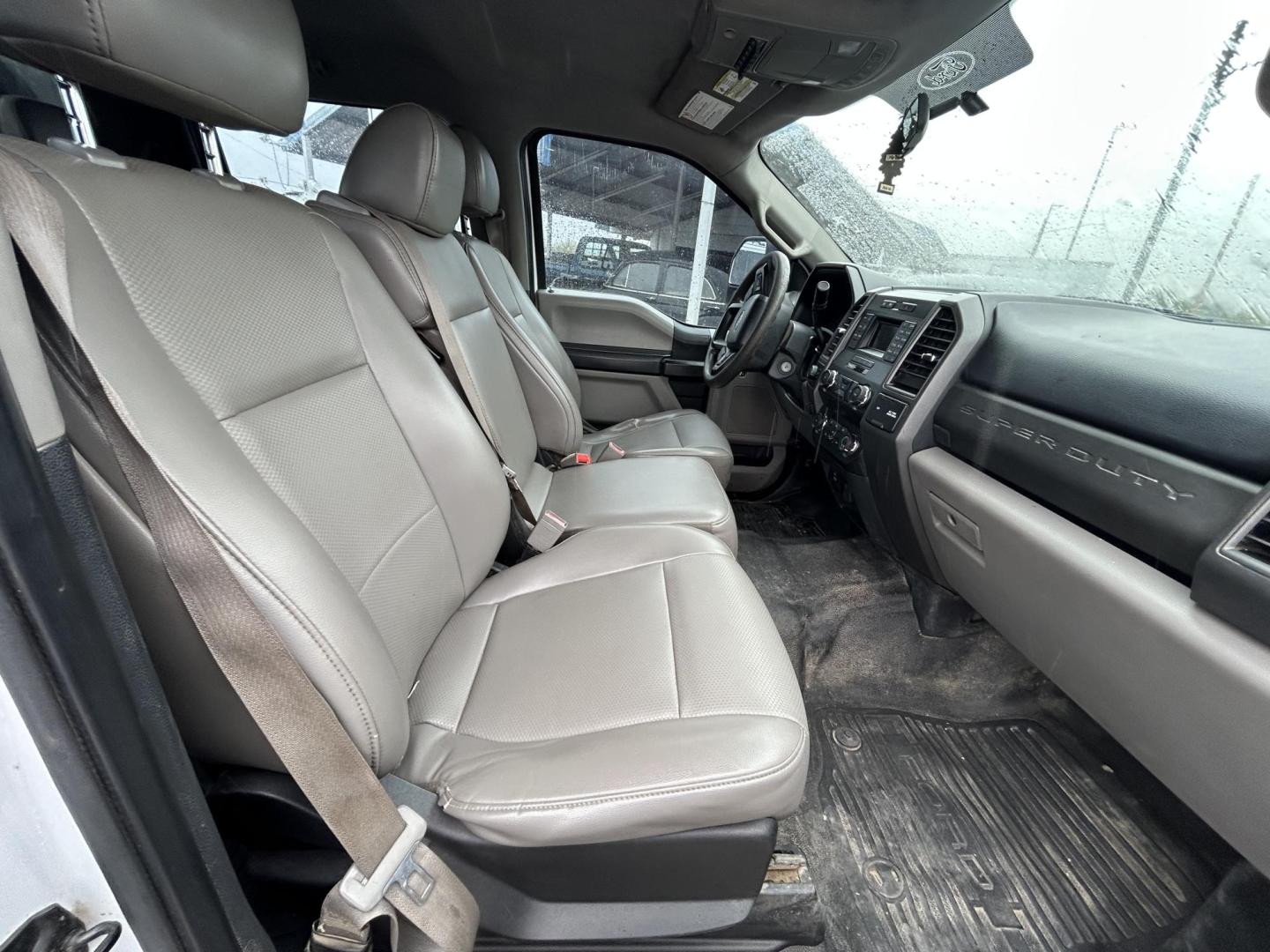 2019 White Ford F-350 SD XL Crew Cab 4WD (1FT8W3BT9KE) with an 6.7L V8 OHV 16V DIESEL engine, 6A transmission, located at 1687 Business 35 S, New Braunfels, TX, 78130, (830) 625-7159, 29.655487, -98.051491 - Photo#3